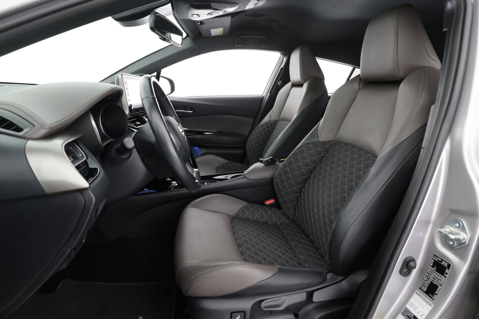 Toyota C-HR 2020 2,0 Hybrid Executive * ACC / JBL / Kamera / LED / Navi / KeylessGo / Puolinahat* - Kahdet renkaat alumiinivanteilla / Viimeisin huolto 78tkm / Isommalla koneella! - HULLUT JOULUT KORKOTARJOUS 2,49% 