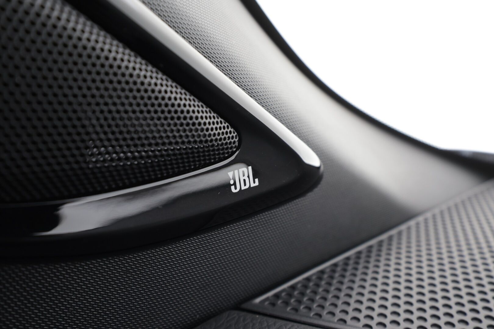 Toyota C-HR 2020 2,0 Hybrid Executive * ACC / JBL / Kamera / LED / Navi / KeylessGo / Puolinahat* - Kahdet renkaat alumiinivanteilla / Viimeisin huolto 78tkm / Isommalla koneella! - HULLUT JOULUT KORKOTARJOUS 2,49% 