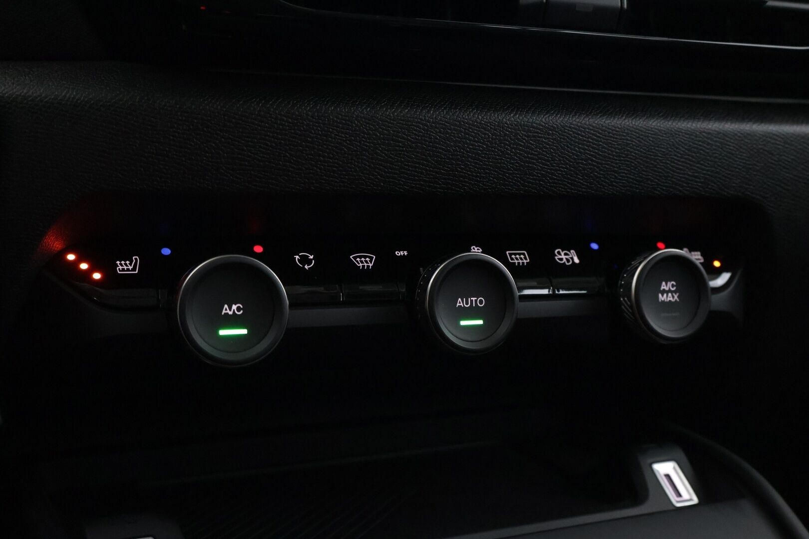 Citroen C4 2022 PureTech 130 Feel EAT8 Automaatti * Suomiauto / Kaistavahti / LED / P-tutka / Vakkari * - Juuri huollettu! / Pieni kulutus / Talveksi uudenveroiset Hakka10 nastat!