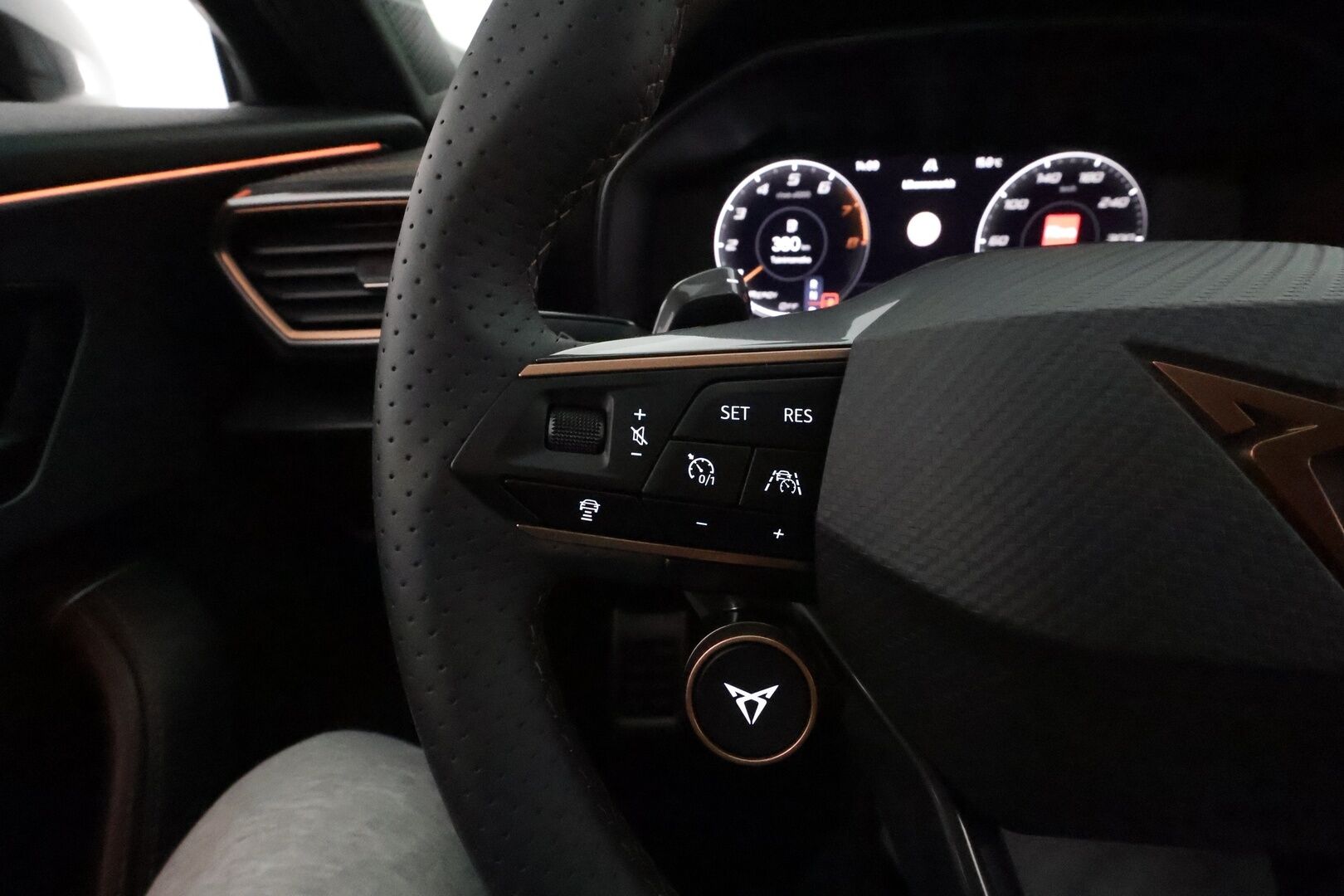 Cupra Formentor 2022 VZ 2,0 TSI 228 kW 4Drive DSG * Adapt.Vakkari / Digimittari / Sporttipenkit / Peruutuskamera / KeyLess - Suomi-auto / Merkkihuollettu / Cupra Bucket Seat Erikois-istuimet!