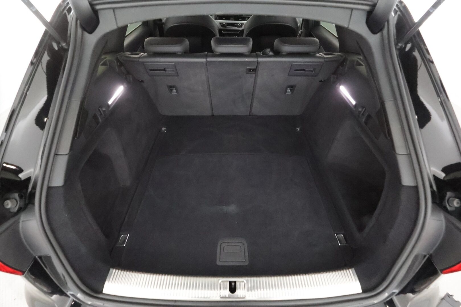 Audi A4 2022 Avant Business 40 TFSI 150 kW MHEV quattro S tronic - | ACC | Matrix | Koukku | Webasto | Digimittaristo | Facelift | S-line sisä | Puolinahat | P.kamera | 