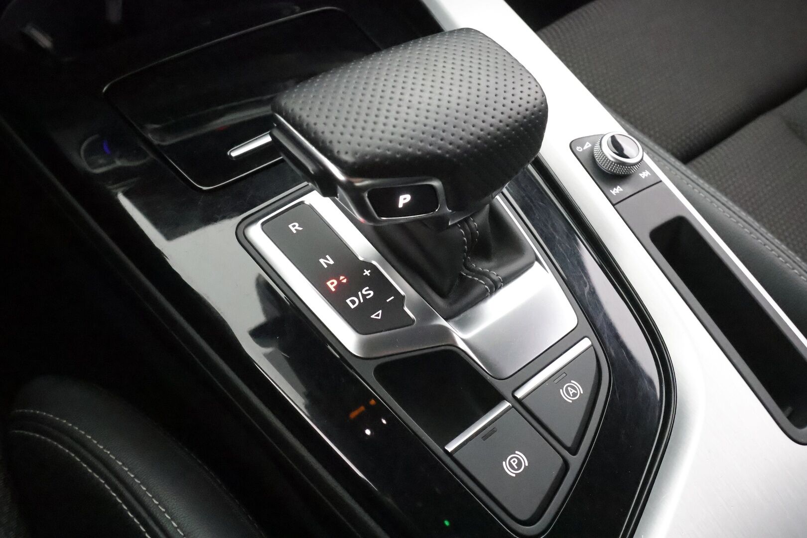 Audi A4 2022 Avant Business 40 TFSI 150 kW MHEV quattro S tronic - | ACC | Matrix | Koukku | Webasto | Digimittaristo | Facelift | S-line sisä | Puolinahat | P.kamera | 