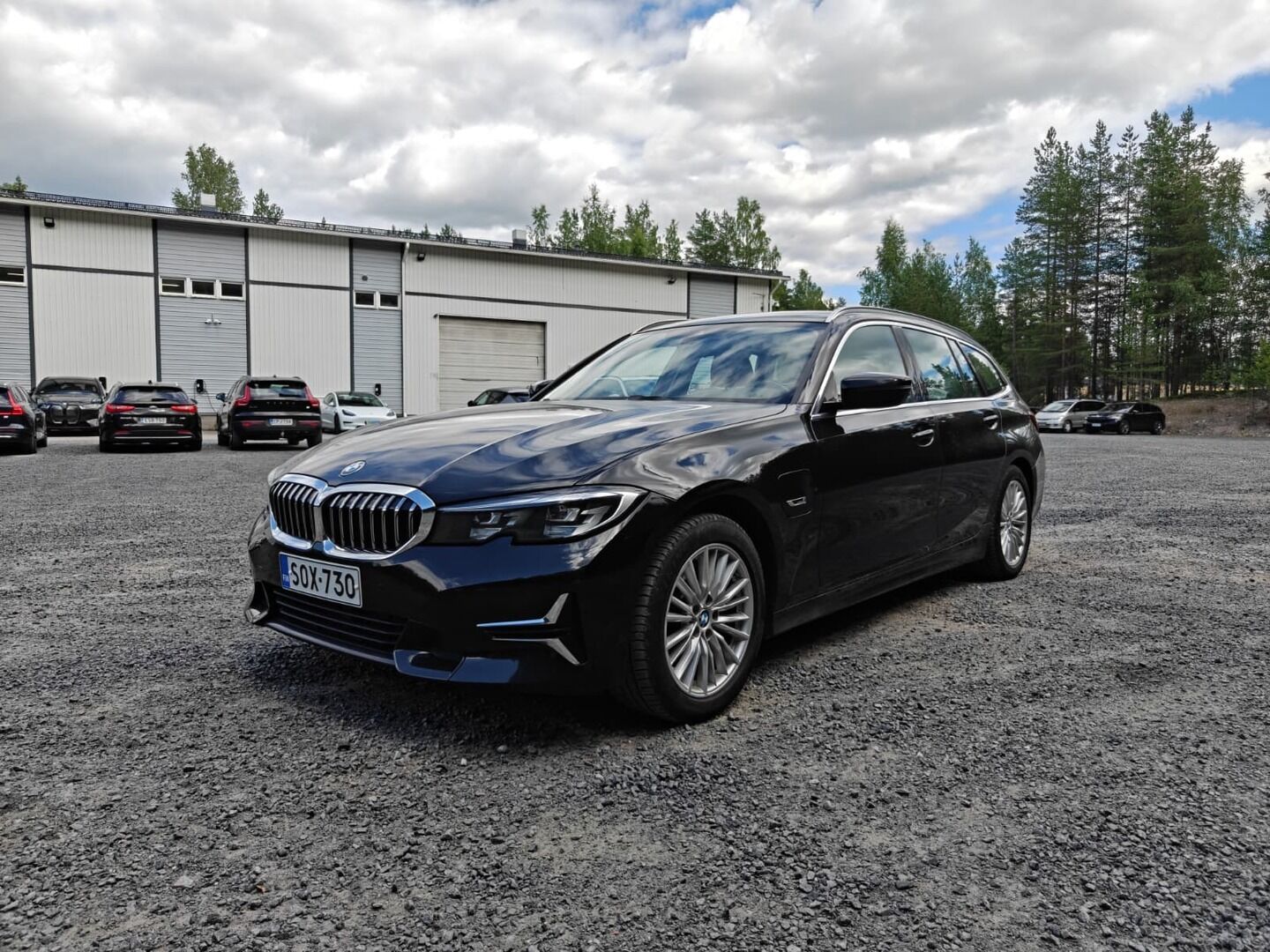 BMW 320 2022 G21 Touring 320e xDrive A Charged Edition Sport - | Vakkari | Lisälämmitin | Koukku | Sporttinahat | LED | P.tutkat | Ratinlämmitys | Apple&Android | 1.Om Suomi-auto | Kahdet Renkaat | Merkkihuollettu |