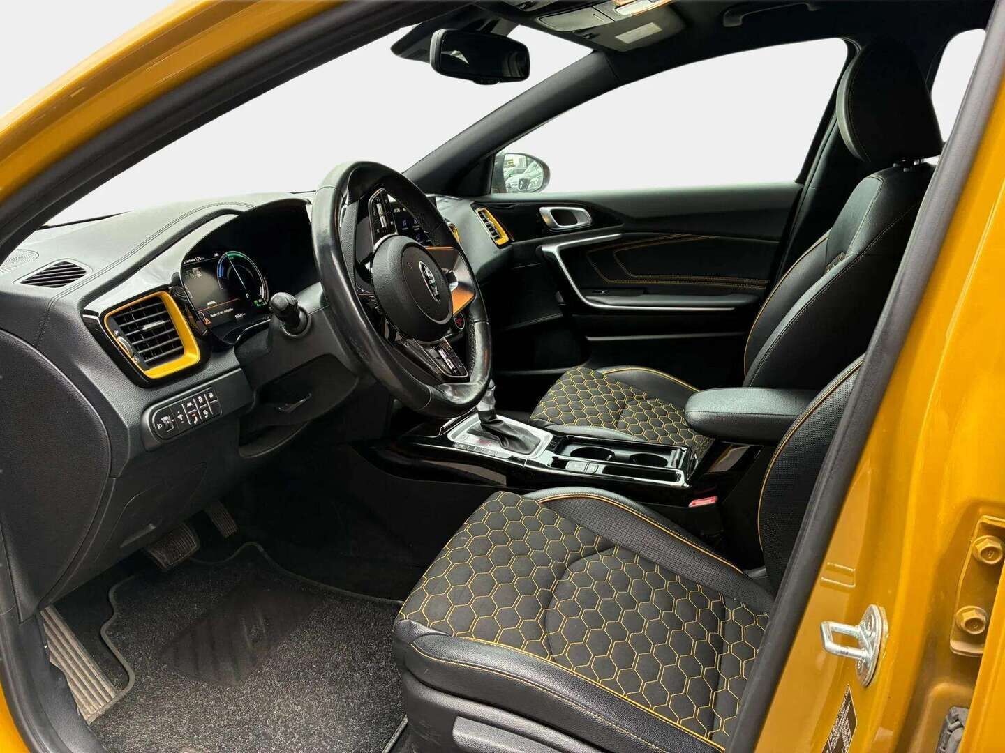 Kia XCeed 2021 1.6 GDI Plug-In Hybrid Business Premium * ACC / Peruutuskamera / Blis / Puolinahkasisusta / Keyless / Kaistavahti / Apple&Android * - Akku kuntotarkastettu / Kahdet OEM aluvanteet / Viimeisin huolto 93tkm