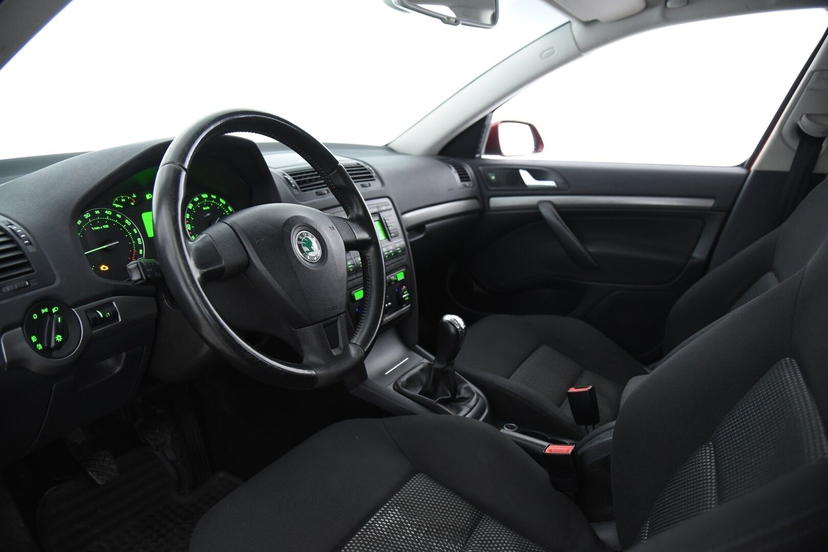 Skoda Octavia 2007 4D COMBI 1.6 / YritysOutlet - Myydään vain yrityksille - Suomi-Auto / Huoltokirja / Lohkolämmitin / 2x Skoda aluvanteet