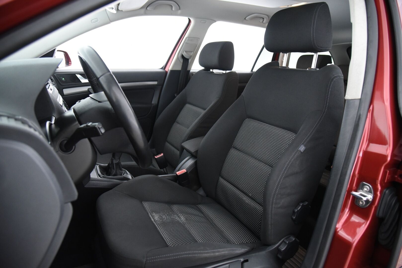 Skoda Octavia 2007 4D COMBI 1.6 / YritysOutlet - Myydään vain yrityksille - Suomi-Auto / Huoltokirja / Lohkolämmitin / 2x Skoda aluvanteet