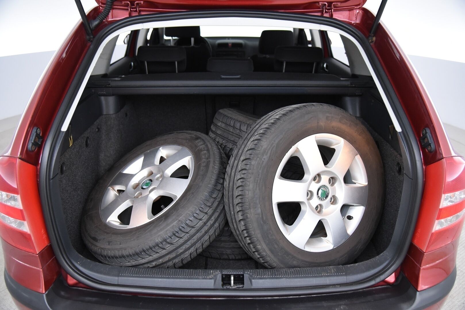 Skoda Octavia 2007 4D COMBI 1.6 / YritysOutlet - Myydään vain yrityksille - Suomi-Auto / Huoltokirja / Lohkolämmitin / 2x Skoda aluvanteet