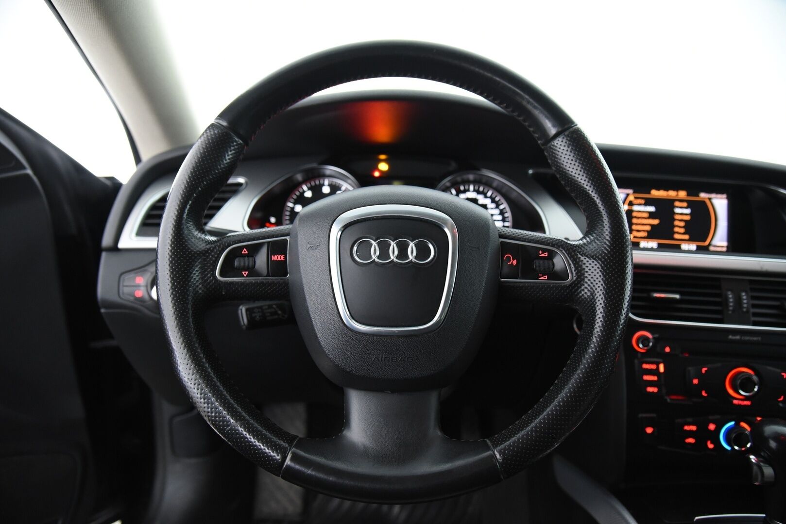 Audi A5 2010 Sportback Business 2,0 TFSI 155 kW quattro S tronic-autom. / YritysOutlet - Myydään vain yrityksille / - / Vakkari / Suomi-auto / Nahat / Sporttipenkit / Kunnon torseni! / Huoltokirja / Lohko+sisäp. / Bi-Xenon /