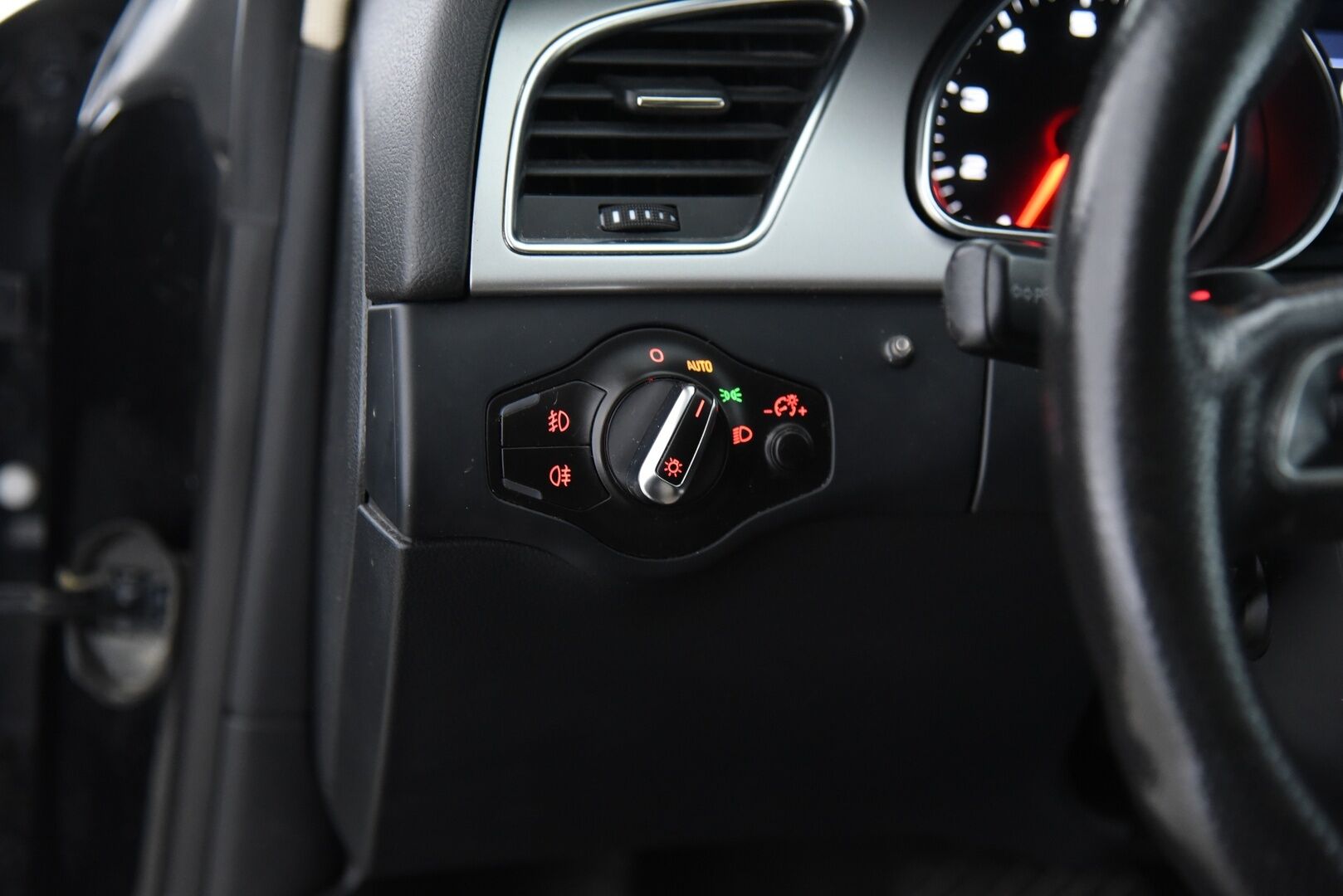 Audi A5 2010 Sportback Business 2,0 TFSI 155 kW quattro S tronic-autom. / YritysOutlet - Myydään vain yrityksille / - / Vakkari / Suomi-auto / Nahat / Sporttipenkit / Kunnon torseni! / Huoltokirja / Lohko+sisäp. / Bi-Xenon /