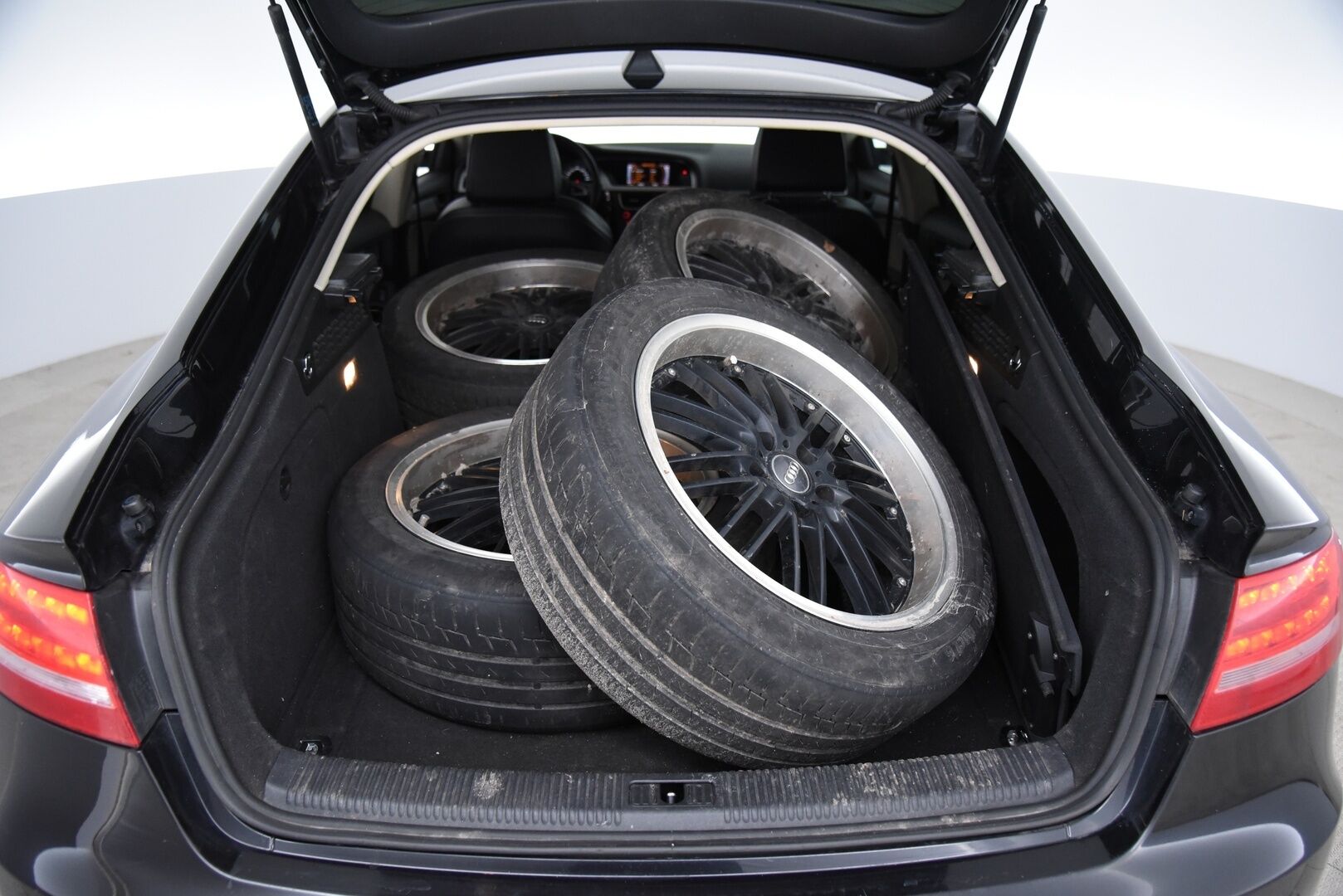 Audi A5 2010 Sportback Business 2,0 TFSI 155 kW quattro S tronic-autom. / YritysOutlet - Myydään vain yrityksille / - / Vakkari / Suomi-auto / Nahat / Sporttipenkit / Kunnon torseni! / Huoltokirja / Lohko+sisäp. / Bi-Xenon /