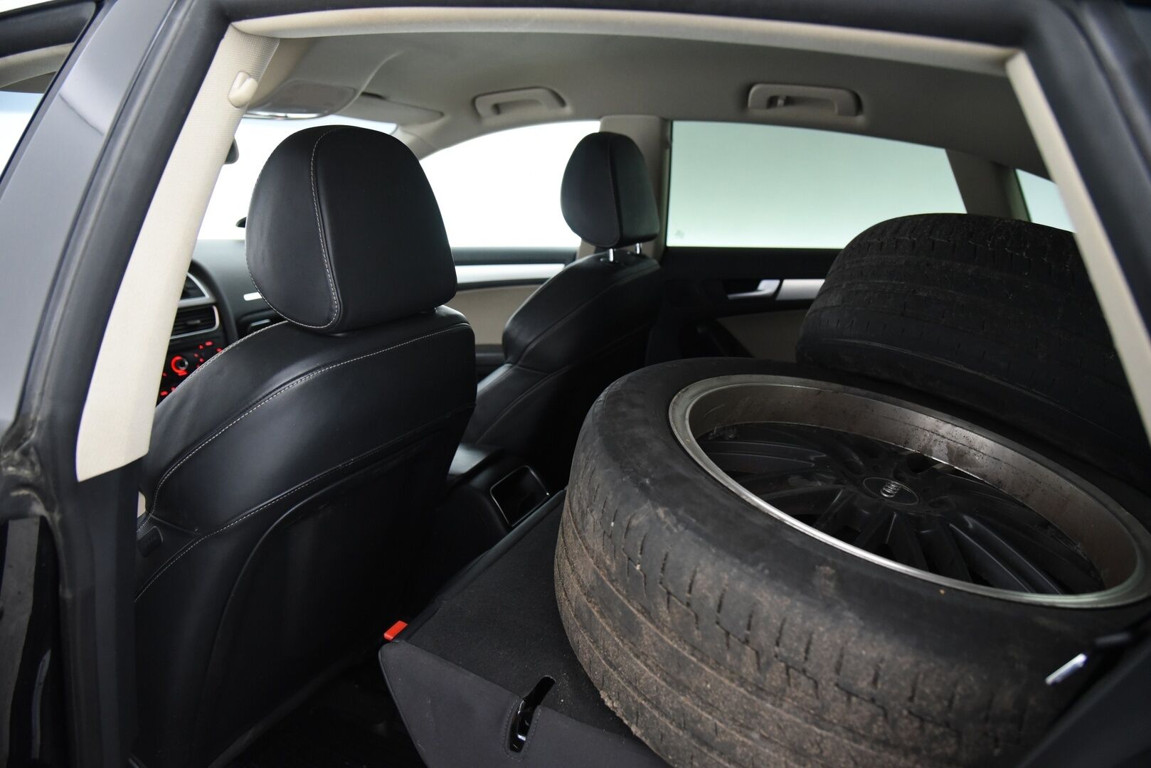 Audi A5 2010 Sportback Business 2,0 TFSI 155 kW quattro S tronic-autom. / YritysOutlet - Myydään vain yrityksille / - / Vakkari / Suomi-auto / Nahat / Sporttipenkit / Kunnon torseni! / Huoltokirja / Lohko+sisäp. / Bi-Xenon /