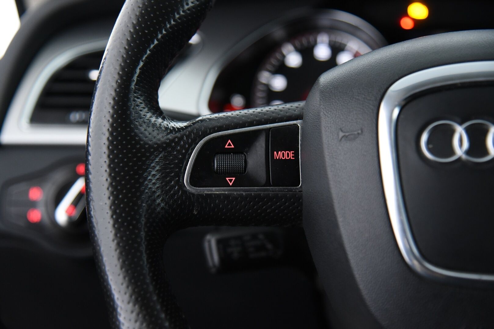 Audi A5 2010 Sportback Business 2,0 TFSI 155 kW quattro S tronic-autom. / YritysOutlet - Myydään vain yrityksille / - / Vakkari / Suomi-auto / Nahat / Sporttipenkit / Kunnon torseni! / Huoltokirja / Lohko+sisäp. / Bi-Xenon /