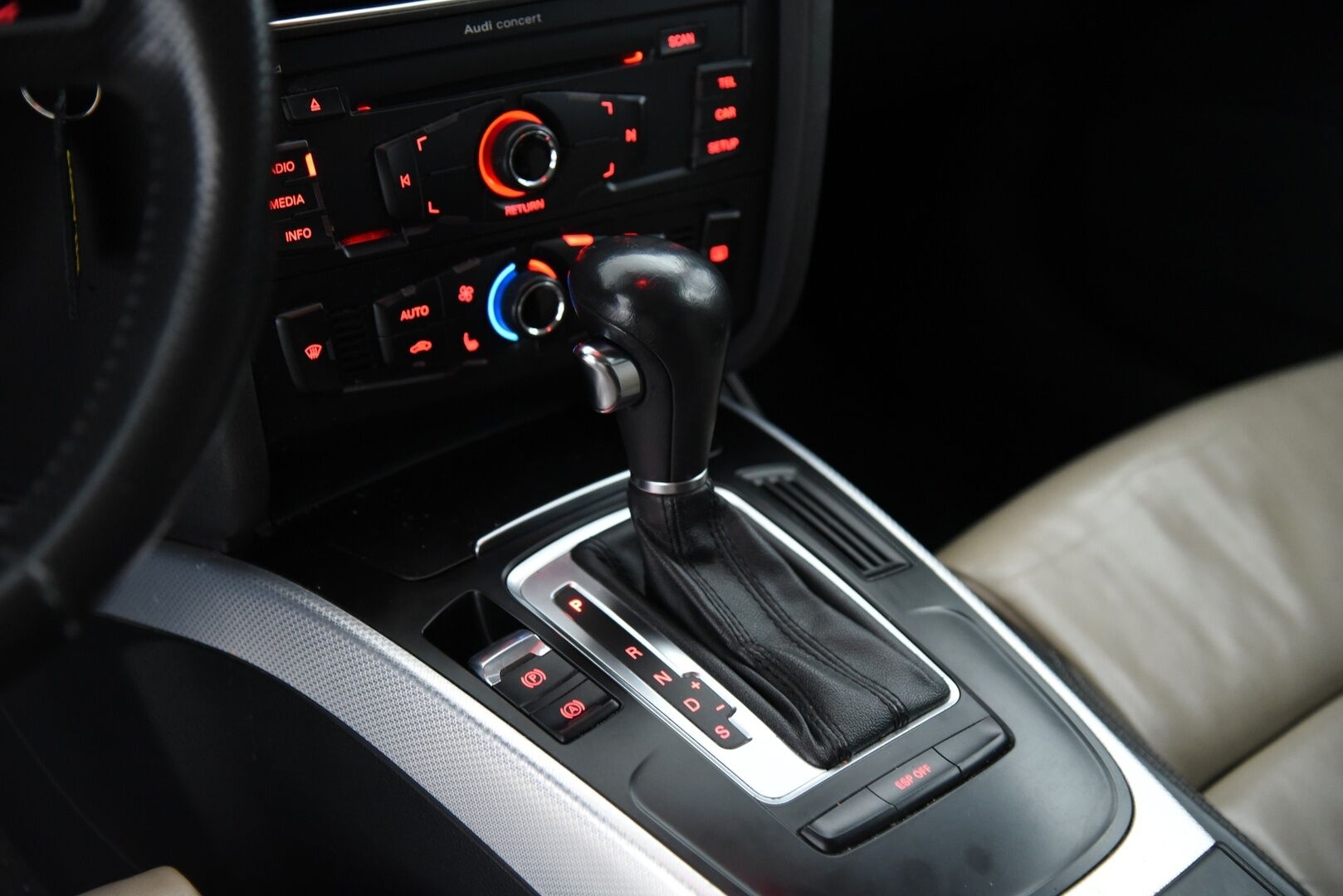 Audi A5 2010 Sportback Business 2,0 TFSI 155 kW quattro S tronic-autom. / YritysOutlet - Myydään vain yrityksille / - / Vakkari / Suomi-auto / Nahat / Sporttipenkit / Kunnon torseni! / Huoltokirja / Lohko+sisäp. / Bi-Xenon /