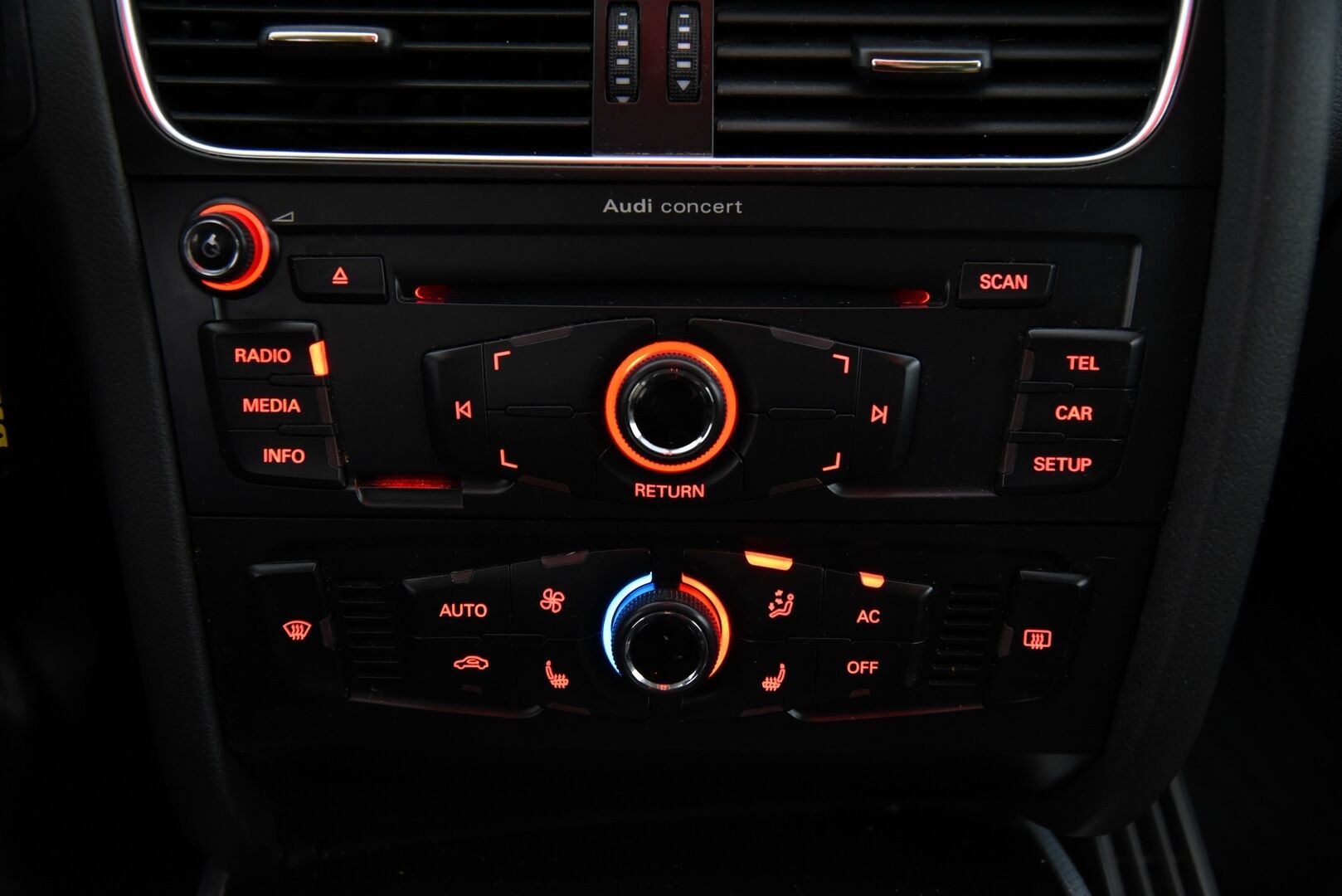 Audi A5 2010 Sportback Business 2,0 TFSI 155 kW quattro S tronic-autom. / YritysOutlet - Myydään vain yrityksille / - / Vakkari / Suomi-auto / Nahat / Sporttipenkit / Kunnon torseni! / Huoltokirja / Lohko+sisäp. / Bi-Xenon /