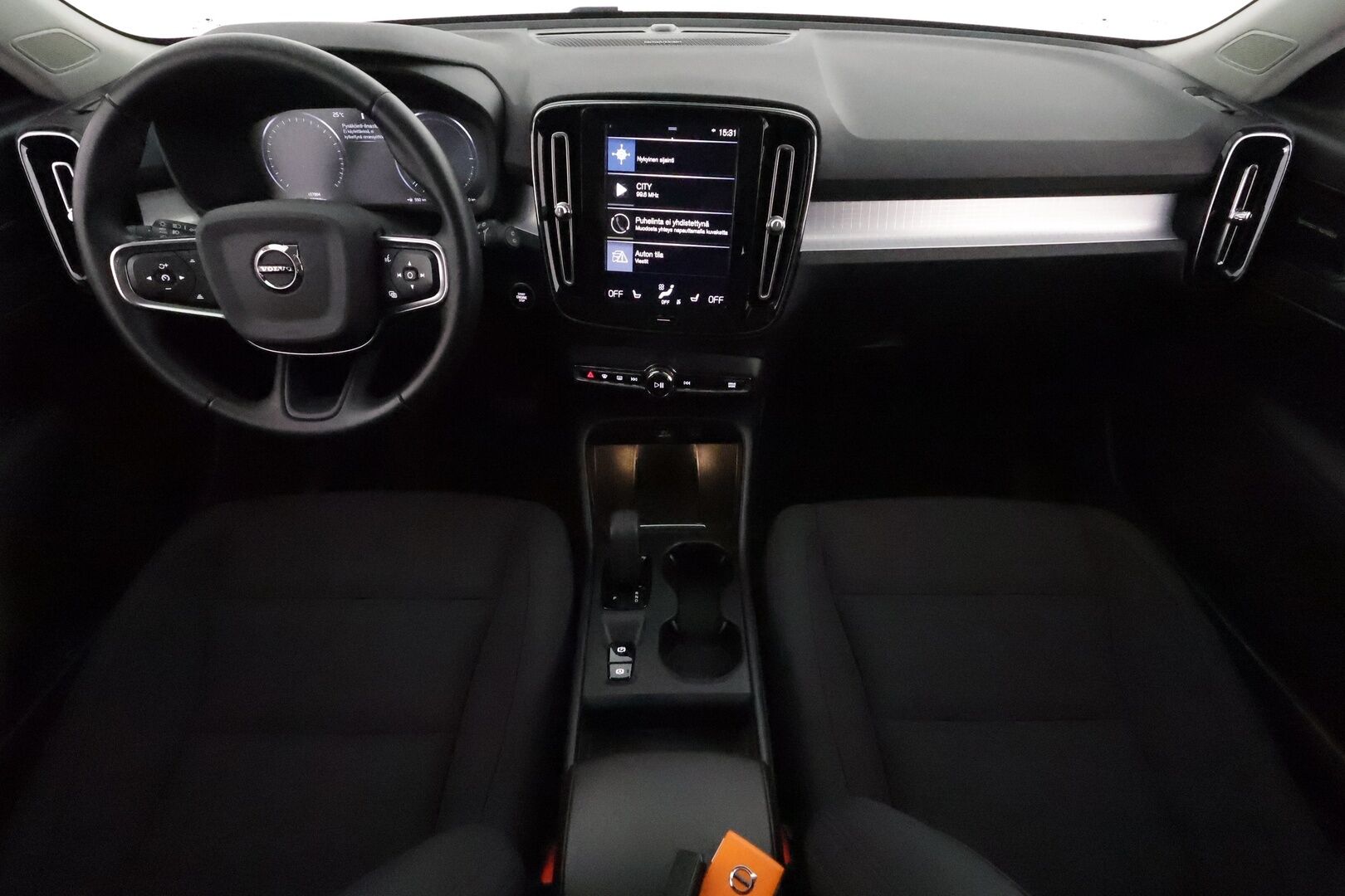 Volvo XC40 2021 T5 TwE Business Inscription Expression aut **Adapt.vakkari / Webasto / Full LED / P.kamera / H&K / Digimittaristo** - 1.Om Suomi-auto Akku kuntotarkastettu / Kahdet renkaat aluvanteilla / Penkinlämmittimet takana / Ratinlämmitin / Sähköluukku