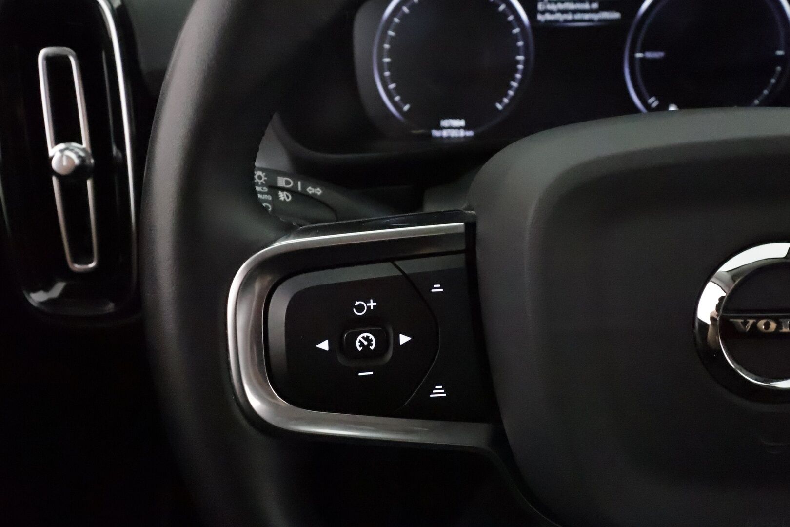 Volvo XC40 2021 T5 TwE Business Inscription Expression aut **Adapt.vakkari / Webasto / Full LED / P.kamera / H&K / Digimittaristo** - 1.Om Suomi-auto / Kahdet renkaat aluvanteilla / Penkinlämmittimet takana / Ratinlämmitin / Sähköluukku