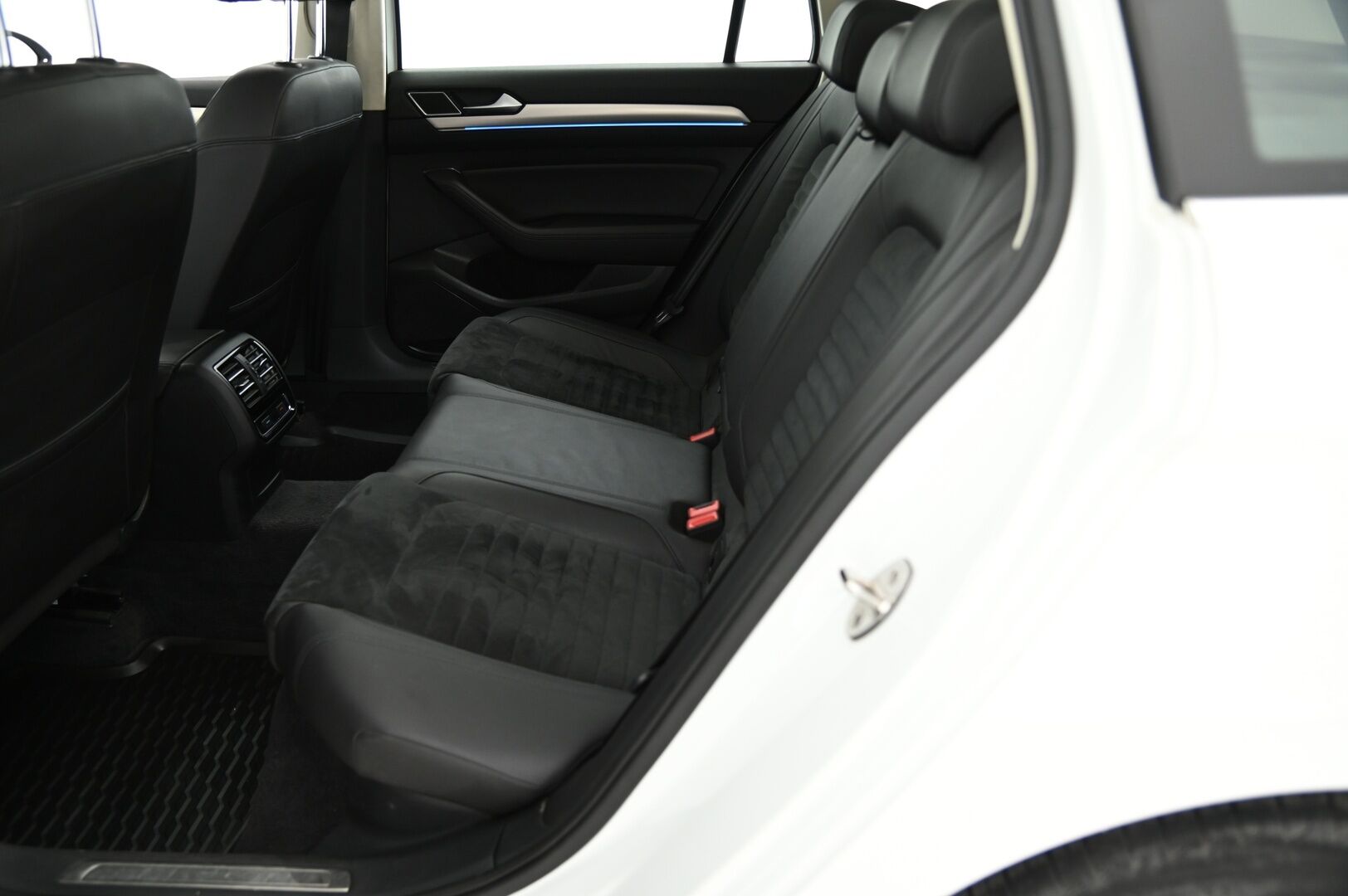 Volkswagen Passat 2017 Variant GTE Plug-In Hybrid 160 kW (218 hv) DSG-aut *ACC / Koukku / P.kamera / Nahka-alcantara * - Adaptiivinen vakionopeudensäädin / Peruutuskamera / Carplay / Vetokoukku / Automaattinen ilmastointi