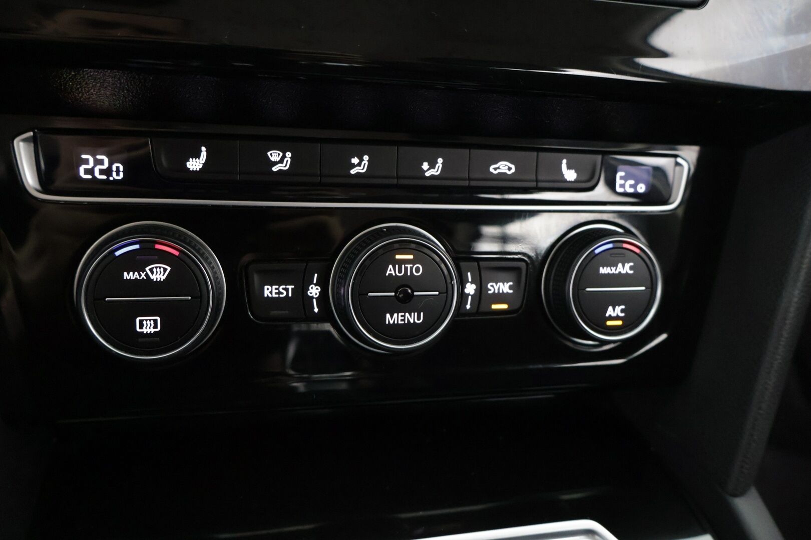 Volkswagen Passat 2017 Variant GTE Plug-In Hybrid 160 kW (218 hv) DSG-aut *ACC / Koukku / P.kamera / Nahka-alcantara * - Adaptiivinen vakionopeudensäädin / Peruutuskamera / Carplay / Vetokoukku / Automaattinen ilmastointi