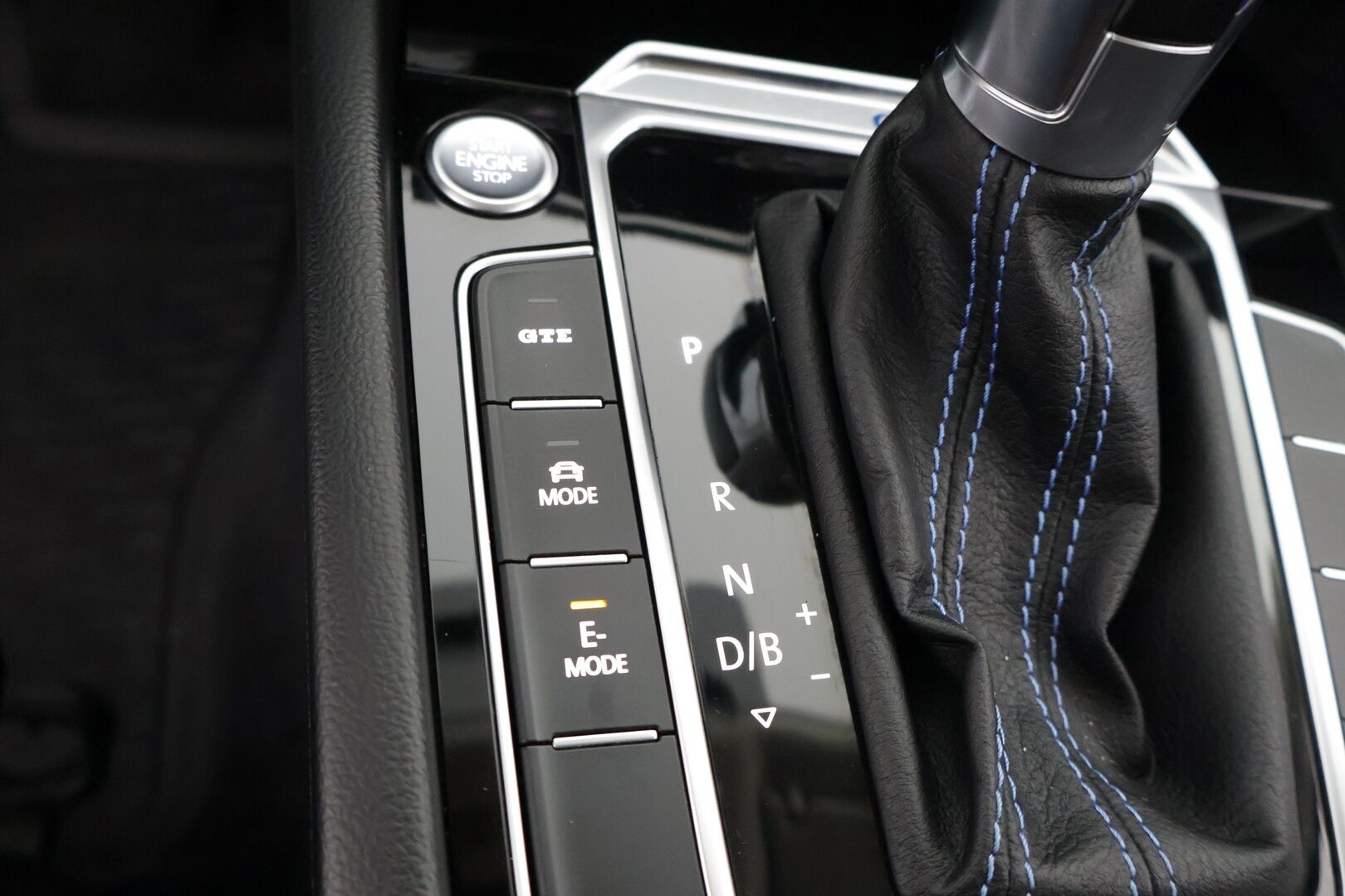 Volkswagen Passat 2017 Variant GTE Plug-In Hybrid 160 kW (218 hv) DSG-aut *ACC / Koukku / P.kamera / Nahka-alcantara * - Adaptiivinen vakionopeudensäädin / Peruutuskamera / Carplay / Vetokoukku / Automaattinen ilmastointi