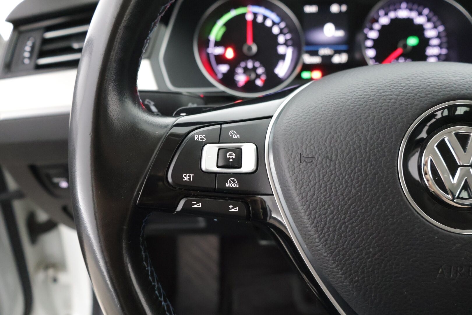 Volkswagen Passat 2017 Variant GTE Plug-In Hybrid 160 kW (218 hv) DSG-aut *ACC / Koukku / P.kamera / Nahka-alcantara * - Adaptiivinen vakionopeudensäädin / Peruutuskamera / Carplay / Vetokoukku / Automaattinen ilmastointi