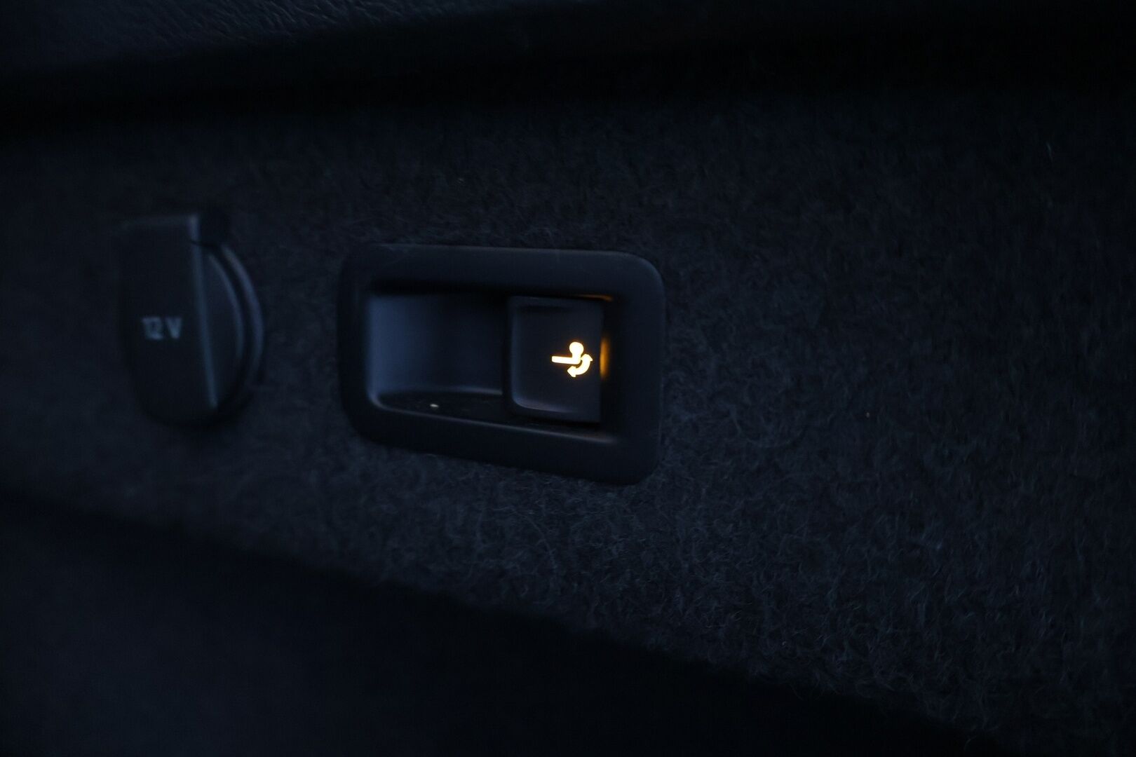 Volkswagen Passat 2017 Variant GTE Plug-In Hybrid 160 kW (218 hv) DSG-aut *ACC / Koukku / P.kamera / Nahka-alcantara * - Adaptiivinen vakionopeudensäädin / Peruutuskamera / Carplay / Vetokoukku / Automaattinen ilmastointi