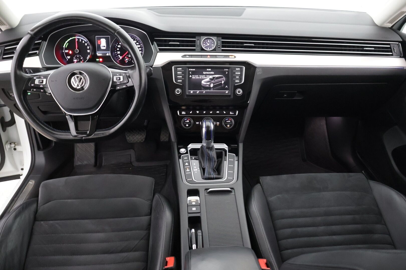 Volkswagen Passat 2017 Variant GTE Plug-In Hybrid 160 kW (218 hv) DSG-aut *ACC / Koukku / P.kamera / Nahka-alcantara * - Adaptiivinen vakionopeudensäädin / Peruutuskamera / Carplay / Vetokoukku / Automaattinen ilmastointi