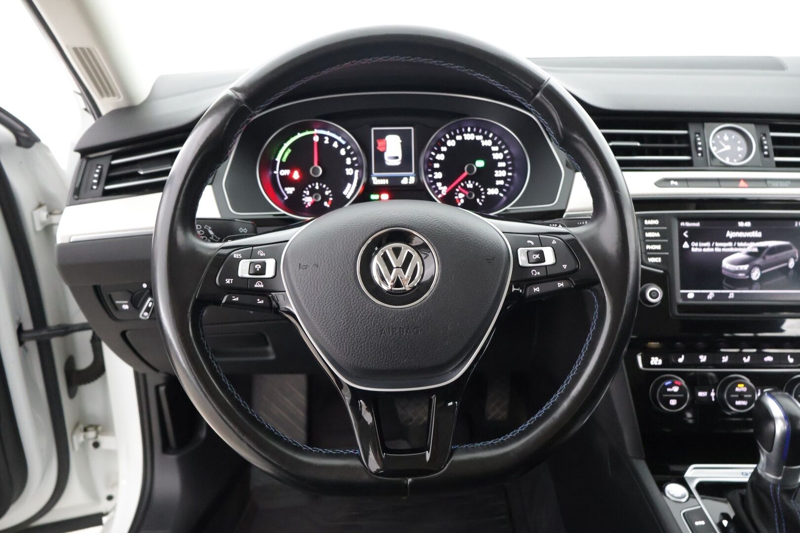 Volkswagen Passat 2017 Variant GTE Plug-In Hybrid 160 kW (218 hv) DSG-aut *ACC / Koukku / P.kamera / Nahka-alcantara * - Adaptiivinen vakionopeudensäädin / Peruutuskamera / Carplay / Vetokoukku / Automaattinen ilmastointi