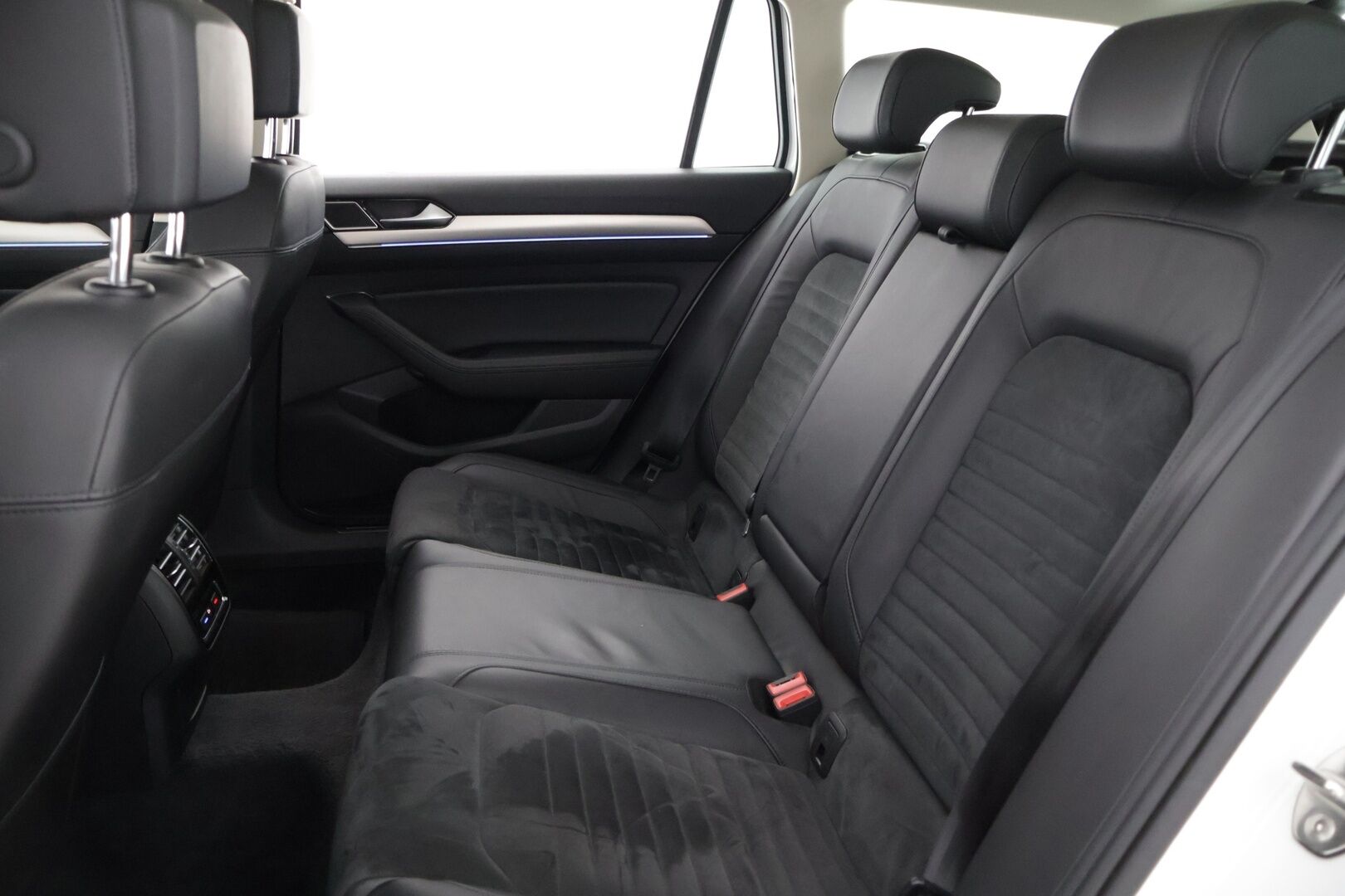 Volkswagen Passat 2017 Variant GTE Plug-In Hybrid 160 kW (218 hv) DSG-aut *ACC / Koukku / P.kamera / Nahka-alcantara * - Adaptiivinen vakionopeudensäädin / Peruutuskamera / Carplay / Vetokoukku / Automaattinen ilmastointi