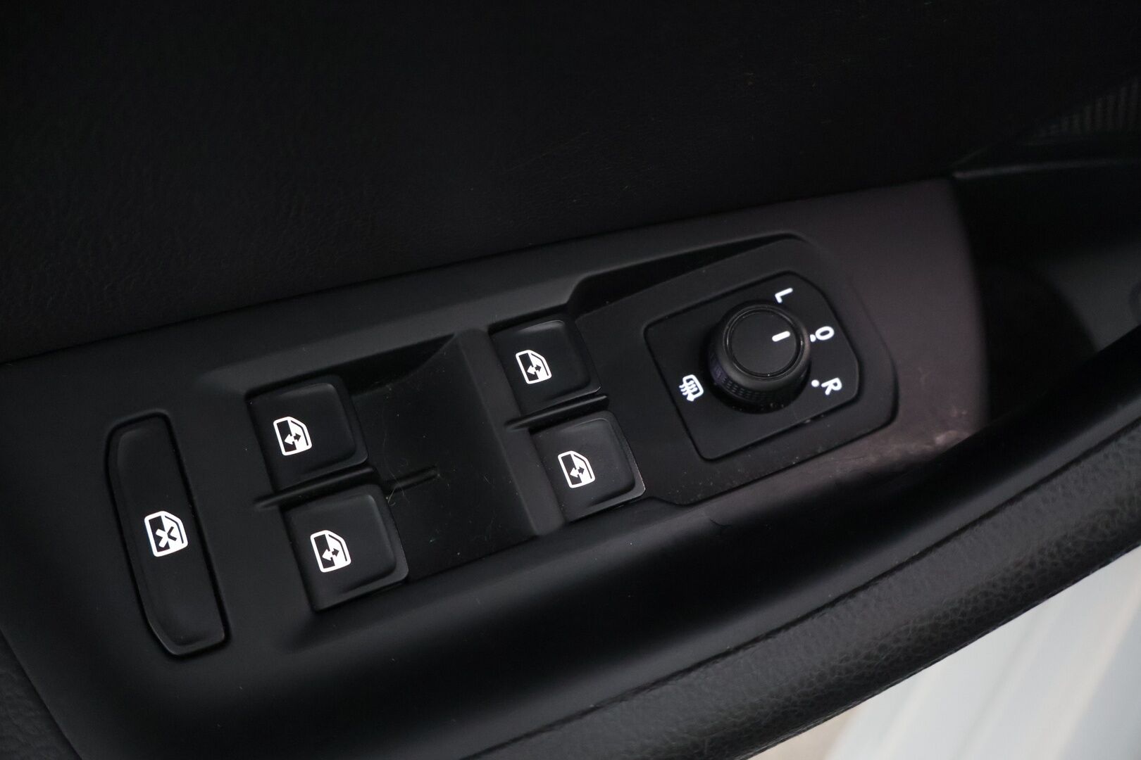 Volkswagen Passat 2017 Variant GTE Plug-In Hybrid 160 kW (218 hv) DSG-aut *ACC / Koukku / P.kamera / Nahka-alcantara * - Adaptiivinen vakionopeudensäädin / Peruutuskamera / Carplay / Vetokoukku / Automaattinen ilmastointi