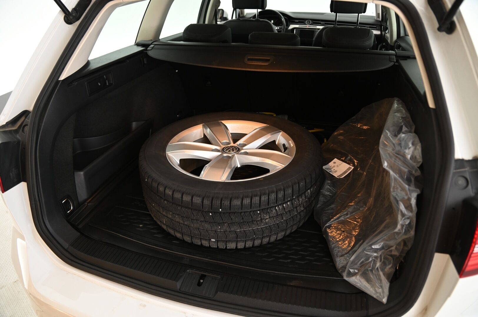 Volkswagen Passat 2017 Variant GTE Plug-In Hybrid 160 kW (218 hv) DSG-aut *ACC / Koukku / P.kamera / Nahka-alcantara * - Adaptiivinen vakionopeudensäädin / Peruutuskamera / Carplay / Vetokoukku / Automaattinen ilmastointi