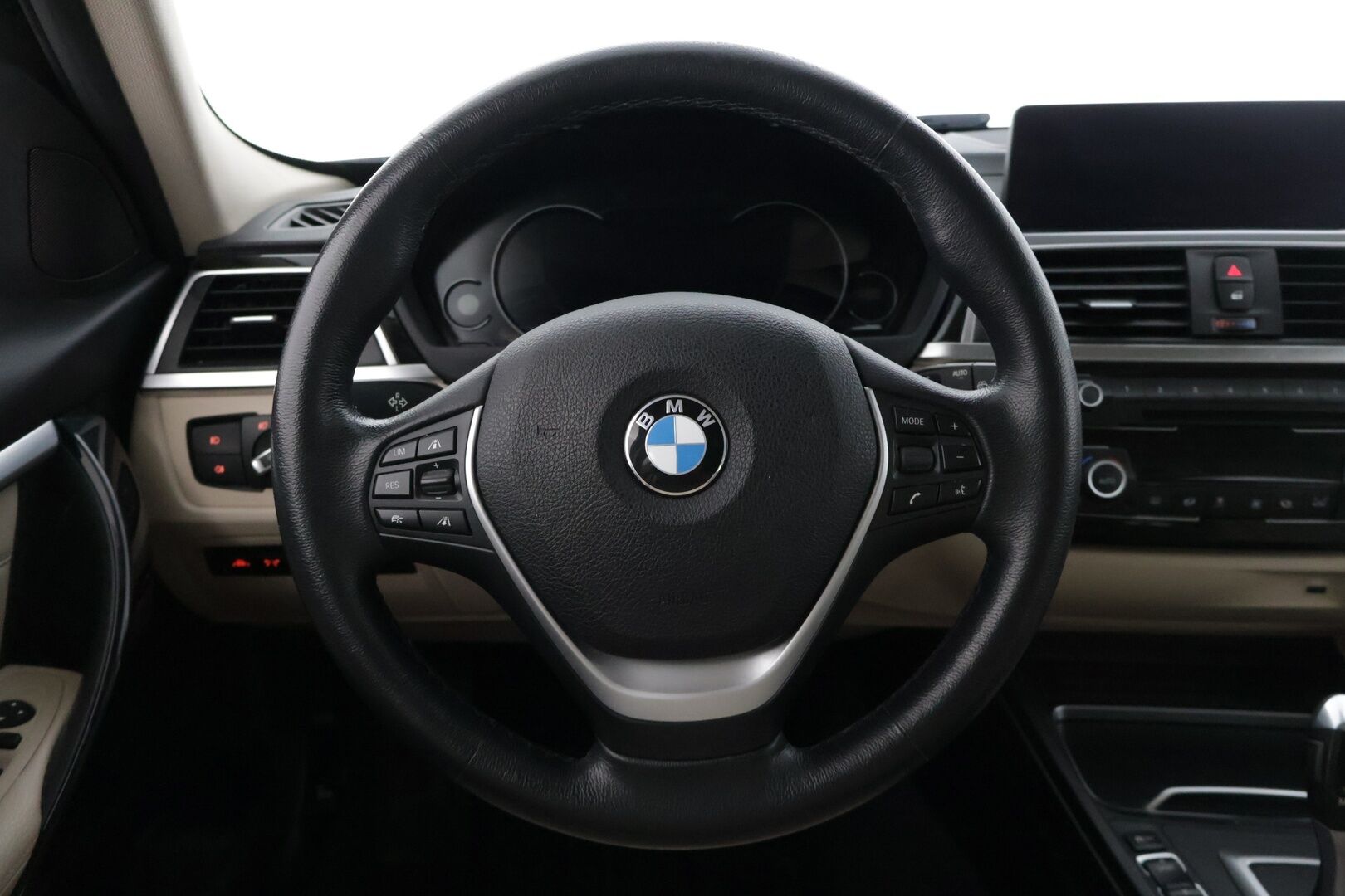 BMW 320 2019 F30 Sedan 320d A xDrive Business * Vakkari / Koukku / P-tutkat / Sähköitoiminen takaluukku / Navi * - Todella pienillä kilsoilla!
