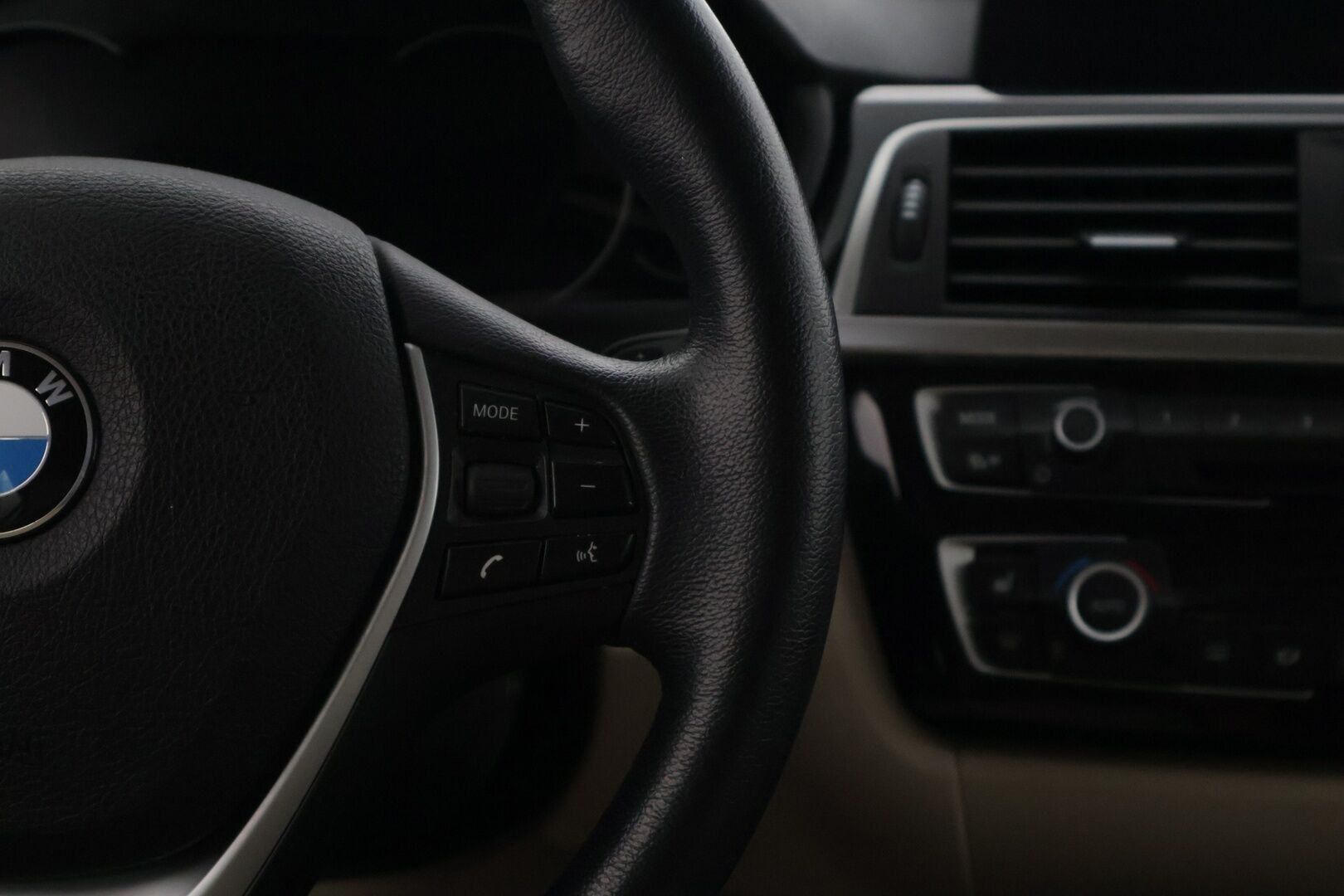 BMW 320 2019 F30 Sedan 320d A xDrive Business * Vakkari / Koukku / P-tutkat / Sähköitoiminen takaluukku / Navi * - Todella pienillä kilsoilla!