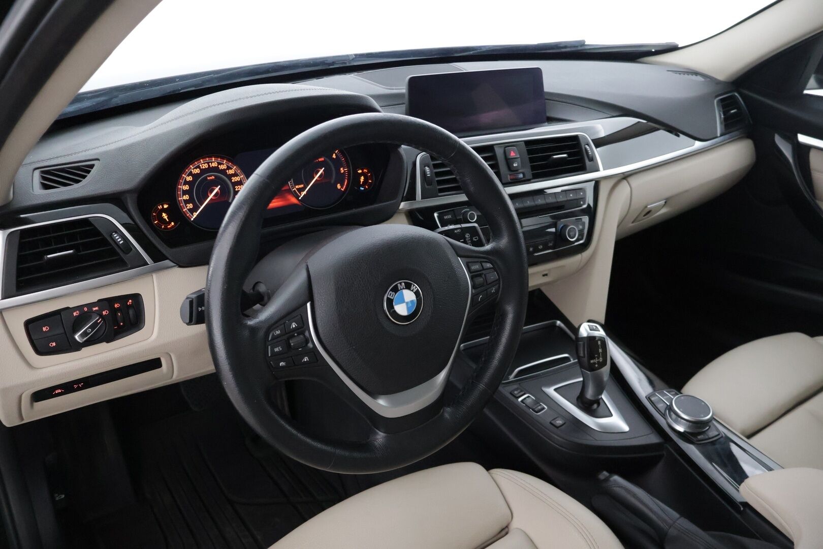 BMW 320 2019 F30 Sedan 320d A xDrive Business * Vakkari / Koukku / P-tutkat / Sähköitoiminen takaluukku / Navi * - Todella pienillä kilsoilla!