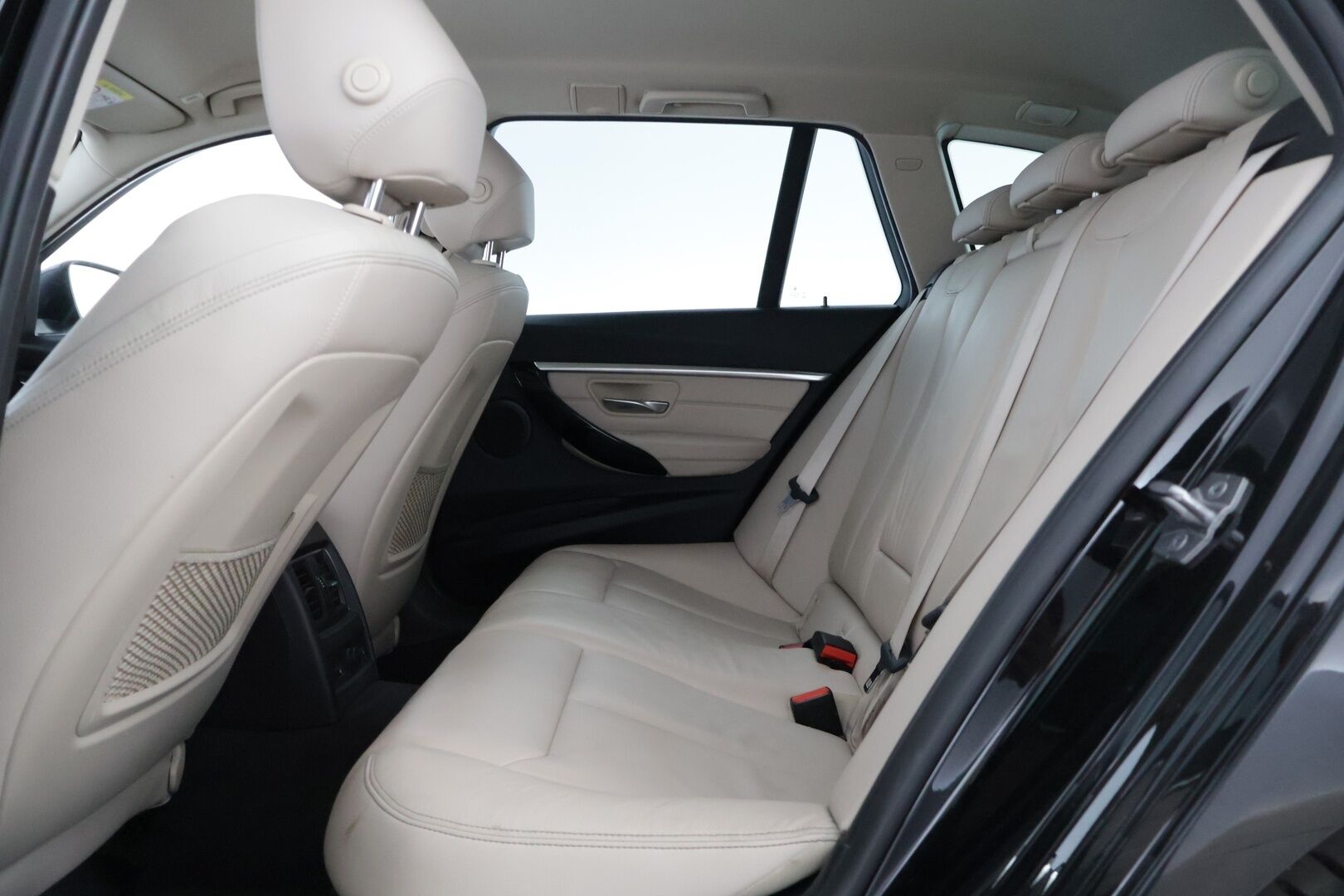 BMW 320 2019 F30 Sedan 320d A xDrive Business * Vakkari / Koukku / P-tutkat / Sähköitoiminen takaluukku / Navi * - Todella pienillä kilsoilla!