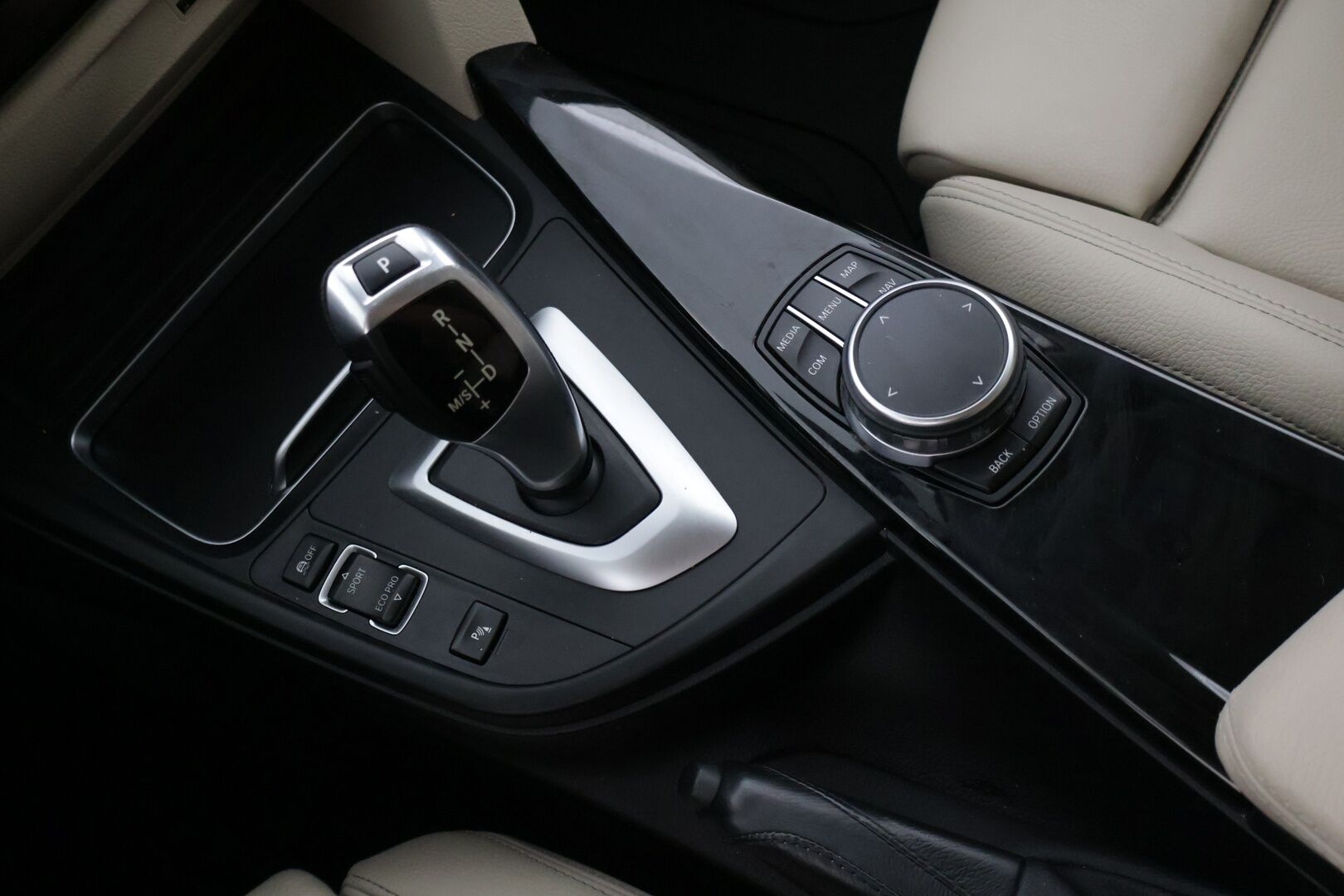 BMW 320 2019 F30 Sedan 320d A xDrive Business * Vakkari / Koukku / P-tutkat / Sähköitoiminen takaluukku / Navi * - Todella pienillä kilsoilla!