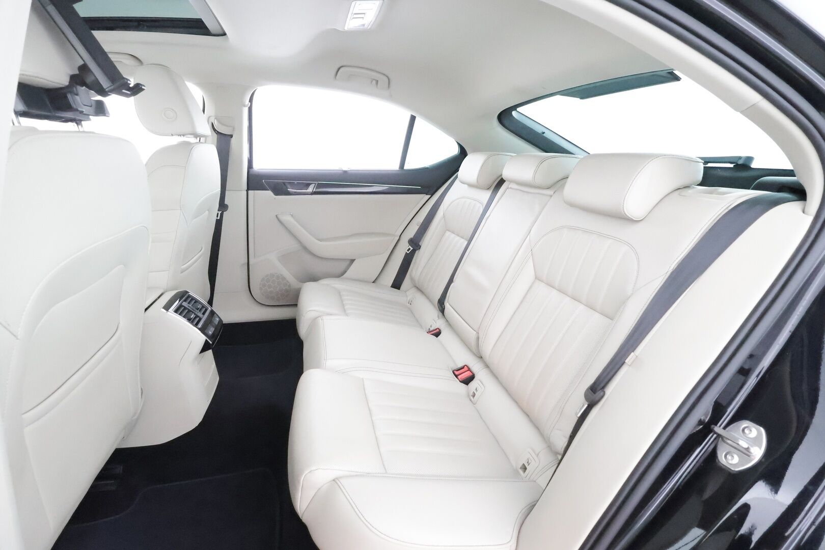 Skoda Superb 2023 1.4 TSI PHEV L&K iV DSG - Webasto | Koukku | ACC | Matrix | Canton | 360 | Ilmastoidut&Hierovat Sporttipenkit | 1Om Suomiauto | Supervarusteet!