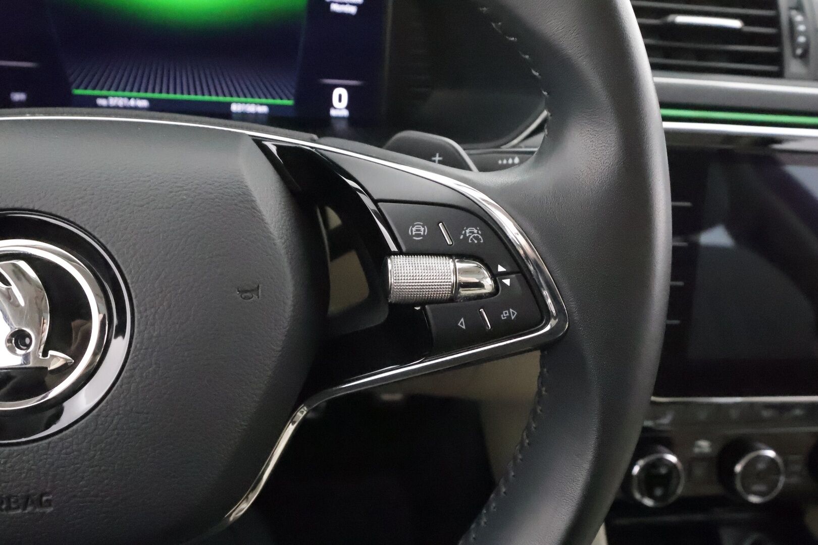 Skoda Superb 2023 1.4 TSI PHEV L&K iV DSG - Webasto | Koukku | ACC | Matrix | Canton | 360 | Ilmastoidut&Hierovat Sporttipenkit | 1Om Suomiauto | Supervarusteet!