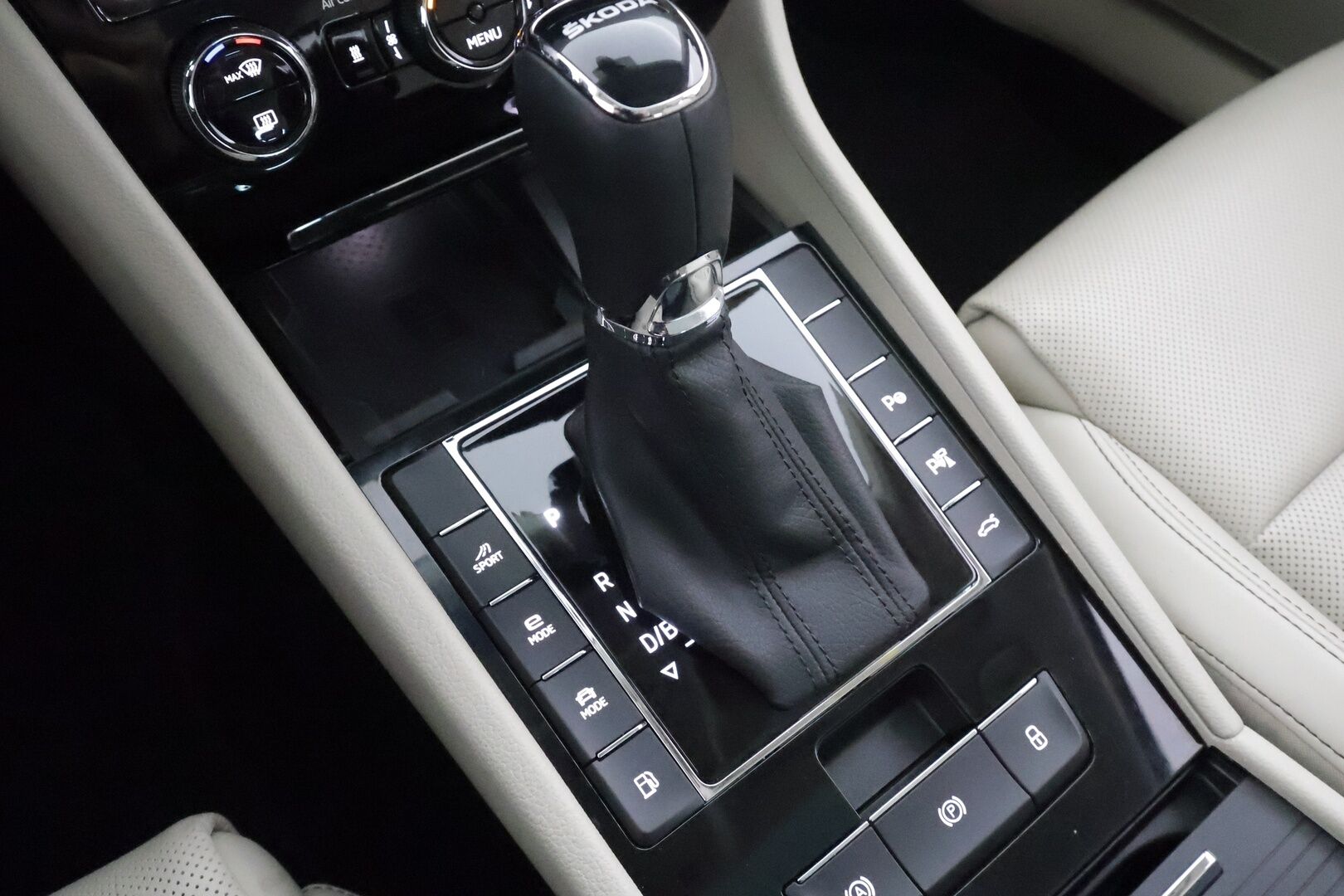 Skoda Superb 2023 1.4 TSI PHEV L&K iV DSG - Webasto | Koukku | ACC | Matrix | Canton | 360 | Ilmastoidut&Hierovat Sporttipenkit | 1Om Suomiauto | Supervarusteet!