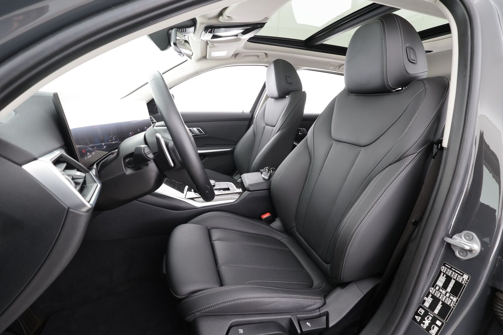 BMW 320 2023 G21 Touring 320d A xDrive Business MHEV * ACC / P.kamera / Panorama / LED / Hifi / Comfort Access / Webasto / Facelift * - Sporttinahat / 1.Om Suomi-auto / Kahdet renkaat aluvanteilla/ Vähä ajettu