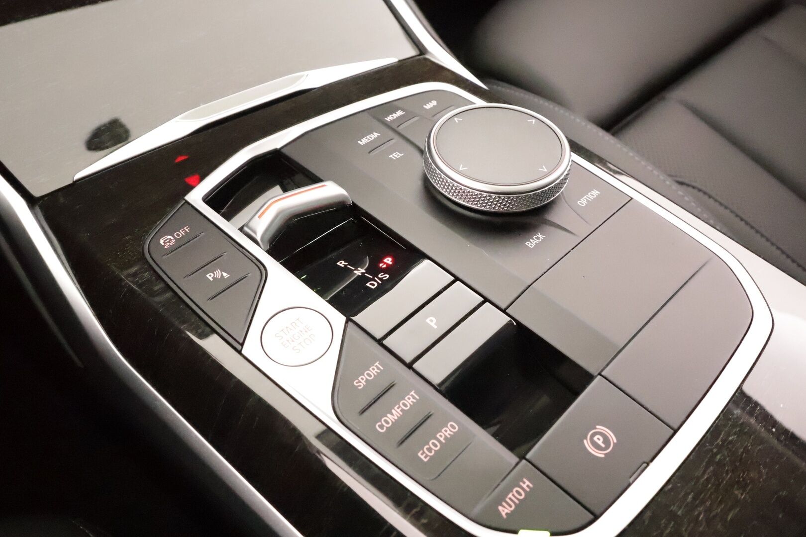 BMW 320 2023 G21 Touring 320d A xDrive Business MHEV * ACC / P.kamera / Panorama / LED / Hifi / Comfort Access / Webasto / Facelift * - Sporttinahat / 1.Om Suomi-auto / Kahdet renkaat aluvanteilla/ Vähä ajettu