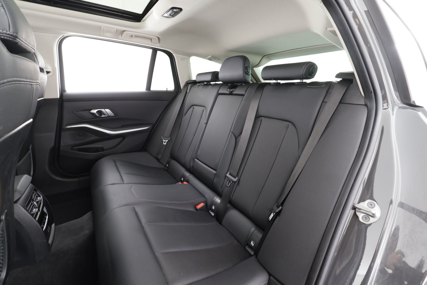 BMW 320 2023 G21 Touring 320d A xDrive Business MHEV * ACC / P.kamera / Panorama / LED / Hifi / Comfort Access / Webasto / Facelift * - Sporttinahat / 1.Om Suomi-auto / Kahdet renkaat aluvanteilla