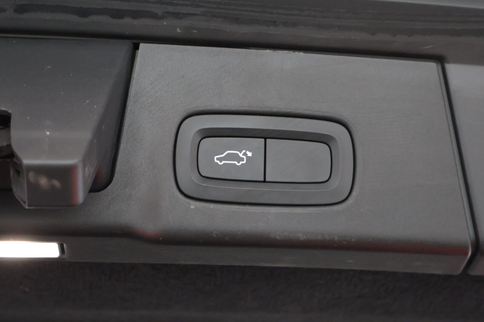 Volvo V90 2020 T8 R-Design / H&K / Panorama / HUD / BLIS / P.kamera / Webasto / Adapt vakkari / Navi / Carplay - Todella kattavat varusteet / Juuri katsastettu / Juuri huollettu ja jakohihna vaihdettu 11/ 2024 / 2X renkaat / Ilmastoidut ja hierovat istuimet /