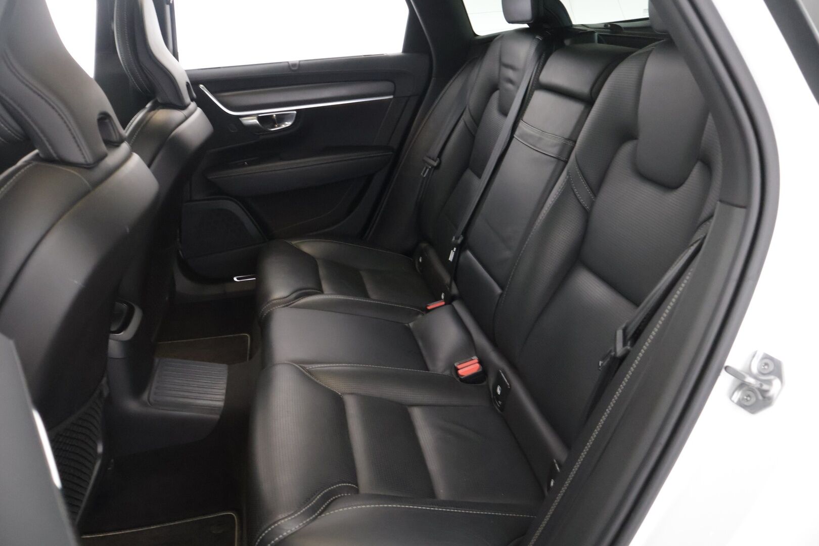 Volvo V90 2020 T8 R-Design / H&K / Panorama / HUD / BLIS / P.kamera / Webasto / Adapt vakkari / Navi / Carplay - Todella kattavat varusteet / Juuri katsastettu / Juuri huollettu ja jakohihna vaihdettu 11/ 2024 / 2X renkaat / Ilmastoidut ja hierovat istuimet /