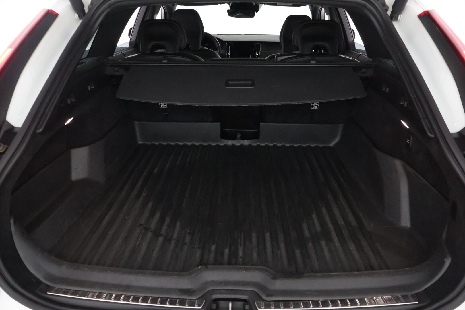 Volvo V90 2020 T8 R-Design / H&K / Panorama / HUD / BLIS / P.kamera / Webasto / Adapt vakkari / Navi / Carplay - Todella kattavat varusteet / Juuri katsastettu / Juuri huollettu ja jakohihna vaihdettu 11/ 2024 / 2X renkaat / Ilmastoidut ja hierovat istuimet /