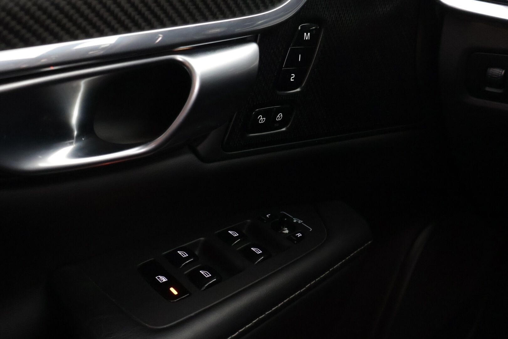 Volvo V90 2020 T8 R-Design / H&K / Panorama / HUD / BLIS / P.kamera / Webasto / Adapt vakkari / Navi / Carplay - Todella kattavat varusteet / Juuri katsastettu / Juuri huollettu ja jakohihna vaihdettu 11/ 2024 / 2X renkaat / Ilmastoidut ja hierovat istuimet /