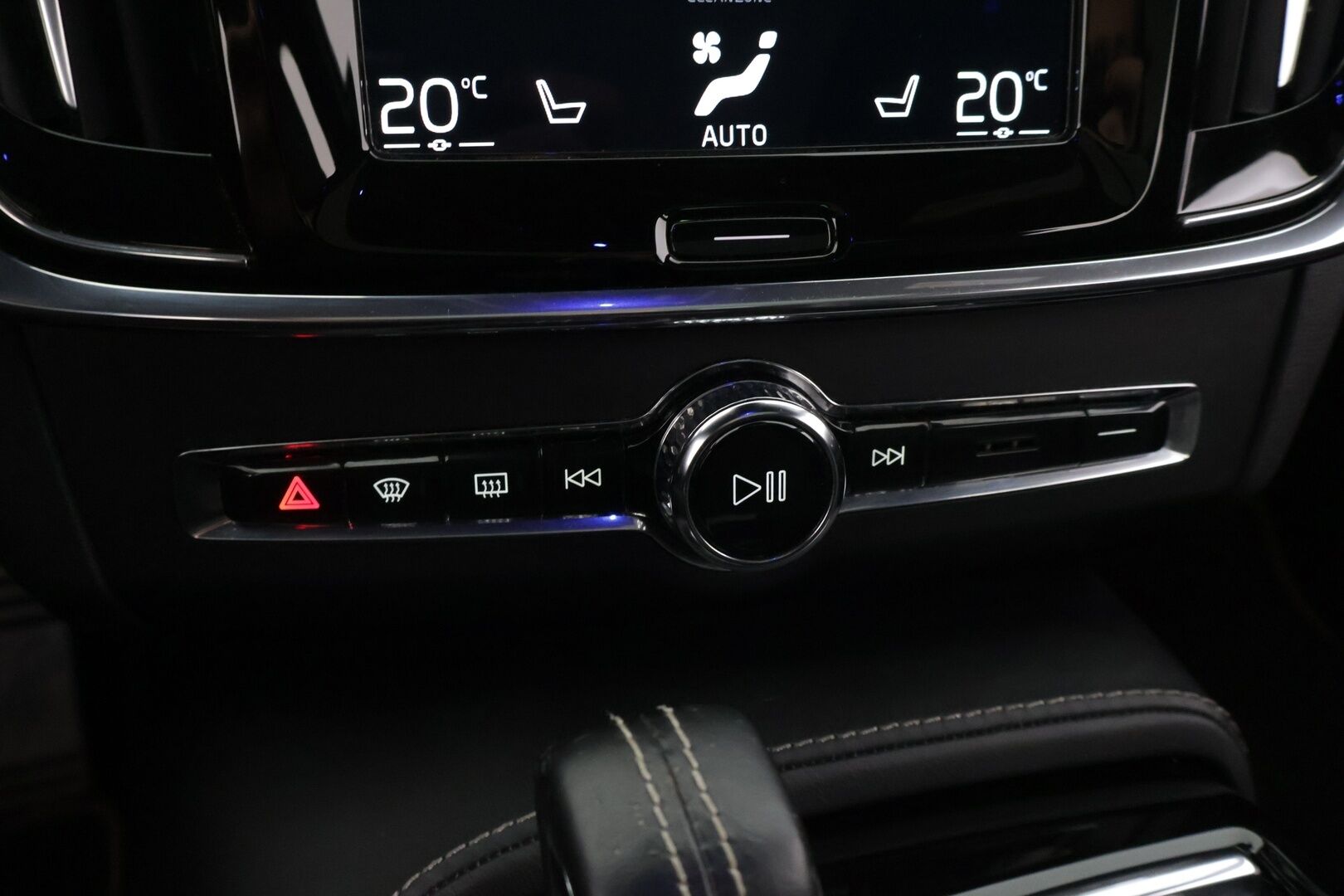 Volvo V90 2020 T8 R-Design / H&K / Panorama / HUD / BLIS / P.kamera / Webasto / Adapt vakkari / Navi / Carplay - Todella kattavat varusteet / Juuri katsastettu / Juuri huollettu ja jakohihna vaihdettu 11/ 2024 / 2X renkaat / Ilmastoidut ja hierovat istuimet /