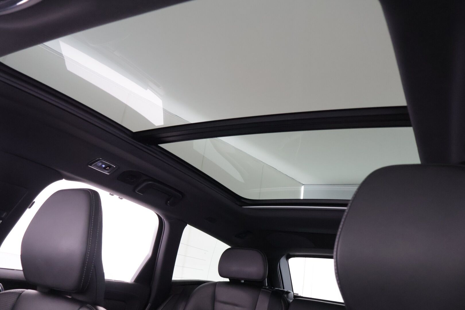 Volvo V90 2020 T8 R-Design / H&K / Panorama / HUD / BLIS / P.kamera / Webasto / Adapt vakkari / Navi / Carplay - Todella kattavat varusteet / Juuri katsastettu / Juuri huollettu ja jakohihna vaihdettu 11/ 2024 / 2X renkaat / Ilmastoidut ja hierovat istuimet /
