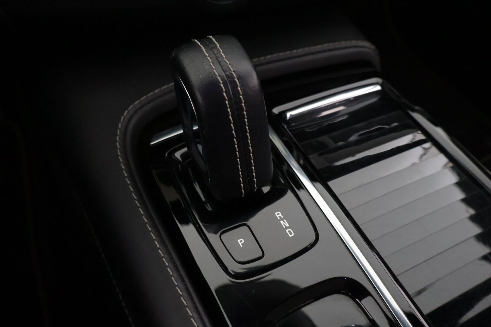 Volvo V90 2020 T8 R-Design / H&K / Panorama / HUD / BLIS / P.kamera / Webasto / Adapt vakkari / Navi / Carplay - Todella kattavat varusteet / Juuri katsastettu / Juuri huollettu ja jakohihna vaihdettu 11/ 2024 / 2X renkaat / Ilmastoidut ja hierovat istuimet /