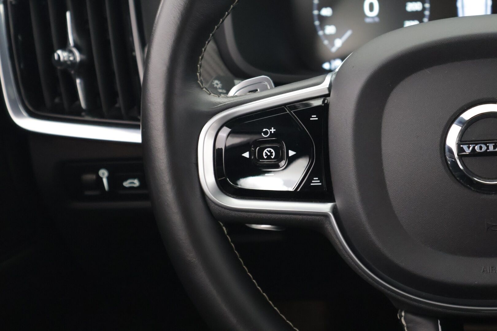 Volvo V90 2020 T8 R-Design / H&K / Panorama / HUD / BLIS / P.kamera / Webasto / Adapt vakkari / Navi / Carplay - Todella kattavat varusteet / Juuri katsastettu / Juuri huollettu ja jakohihna vaihdettu 11/ 2024 / 2X renkaat / Ilmastoidut ja hierovat istuimet /