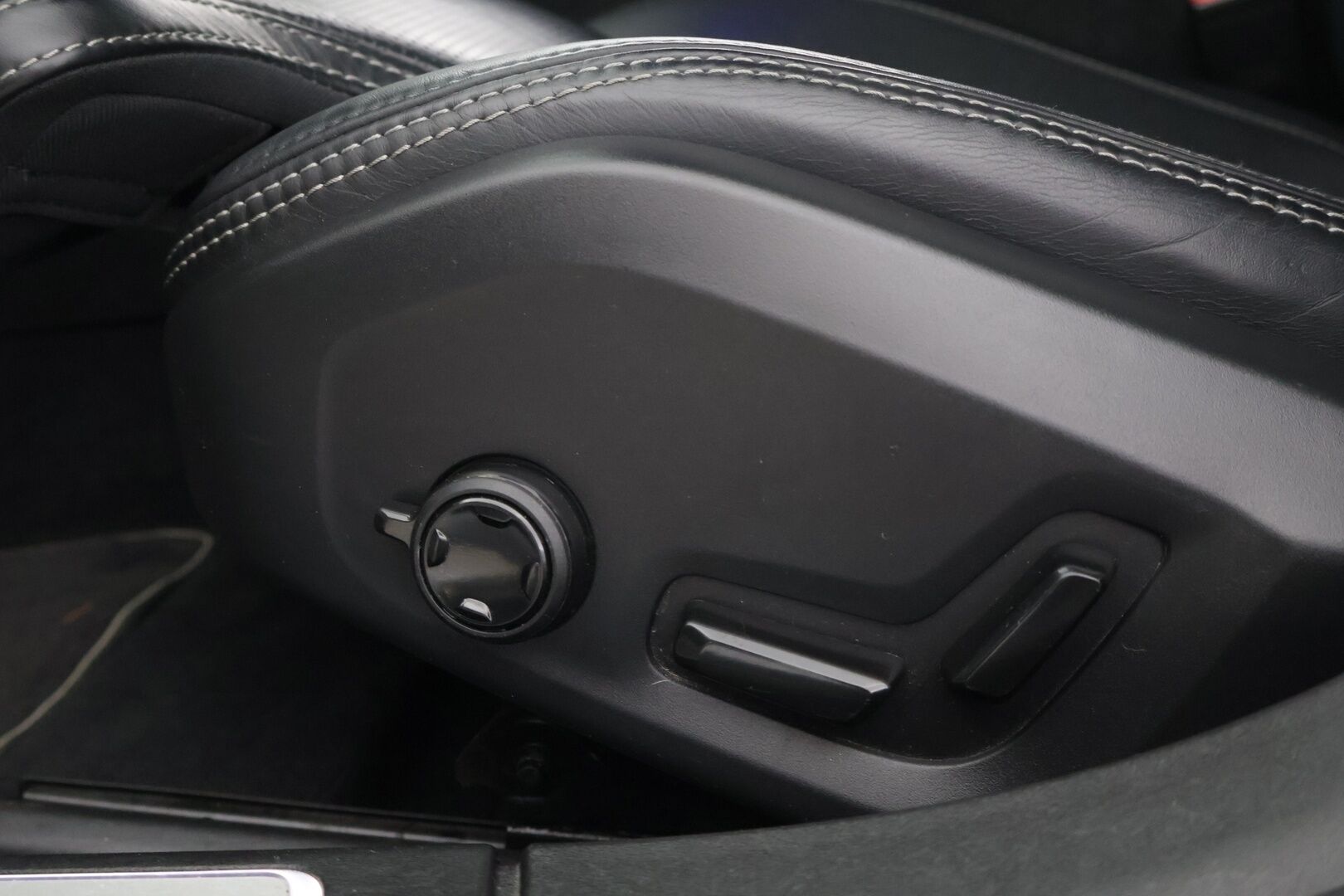 Volvo V90 2020 T8 R-Design / H&K / Panorama / HUD / BLIS / P.kamera / Webasto / Adapt vakkari / Navi / Carplay - Todella kattavat varusteet / Juuri katsastettu / Juuri huollettu ja jakohihna vaihdettu 11/ 2024 / 2X renkaat / Ilmastoidut ja hierovat istuimet /